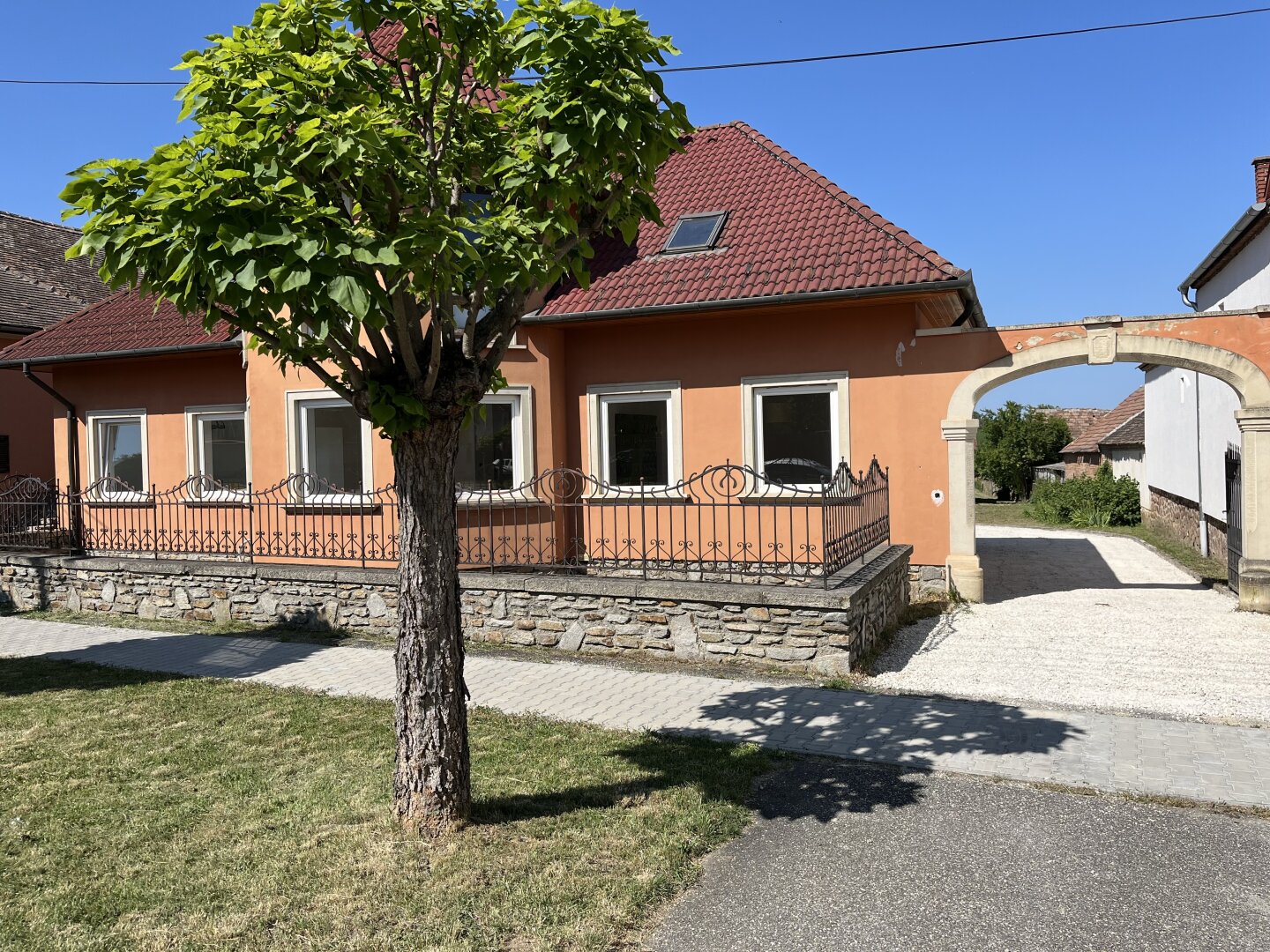 +++Traumhaus mit ländlicher Eleganz – ein geschmackvoll gestaltetes Einfamilienhaus im Herrenhausstil im Herzen von Lövő!+++