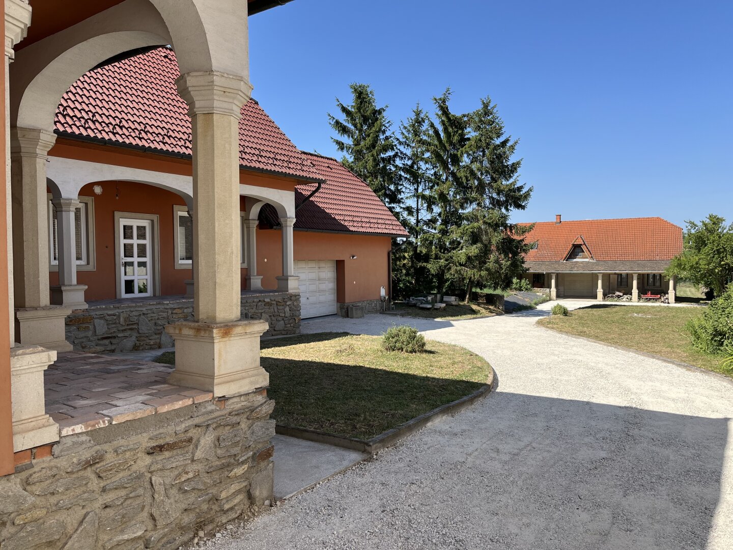 +++Traumhaus mit ländlicher Eleganz – ein geschmackvoll gestaltetes Einfamilienhaus im Herrenhausstil im Herzen von Lövő!+++