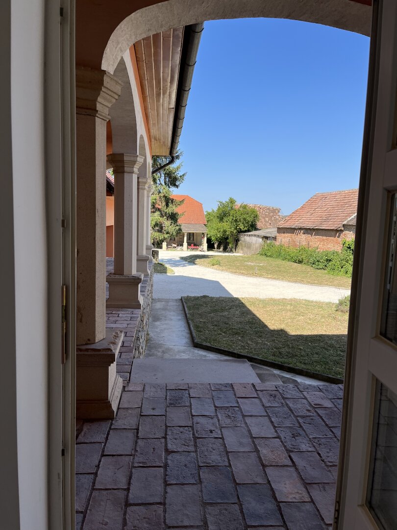 +++Traumhaus mit ländlicher Eleganz – ein geschmackvoll gestaltetes Einfamilienhaus im Herrenhausstil im Herzen von Lövő!+++