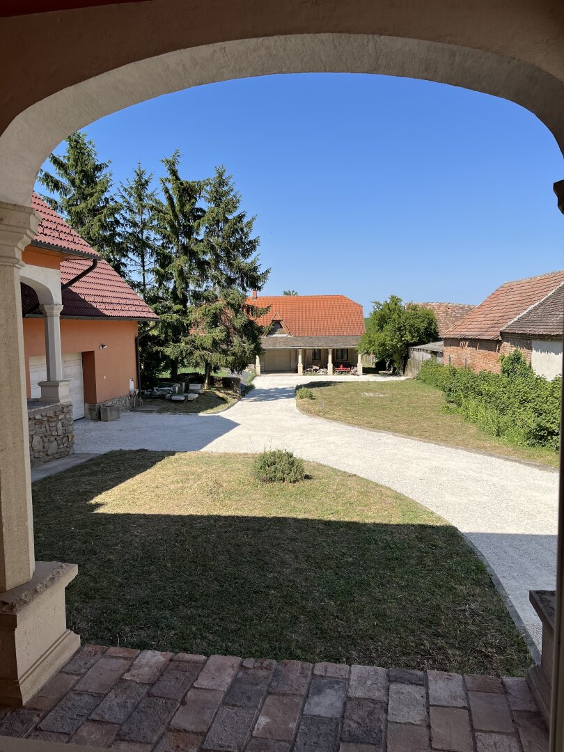 +++Traumhaus mit ländlicher Eleganz – ein geschmackvoll gestaltetes Einfamilienhaus im Herrenhausstil im Herzen von Lövő!+++