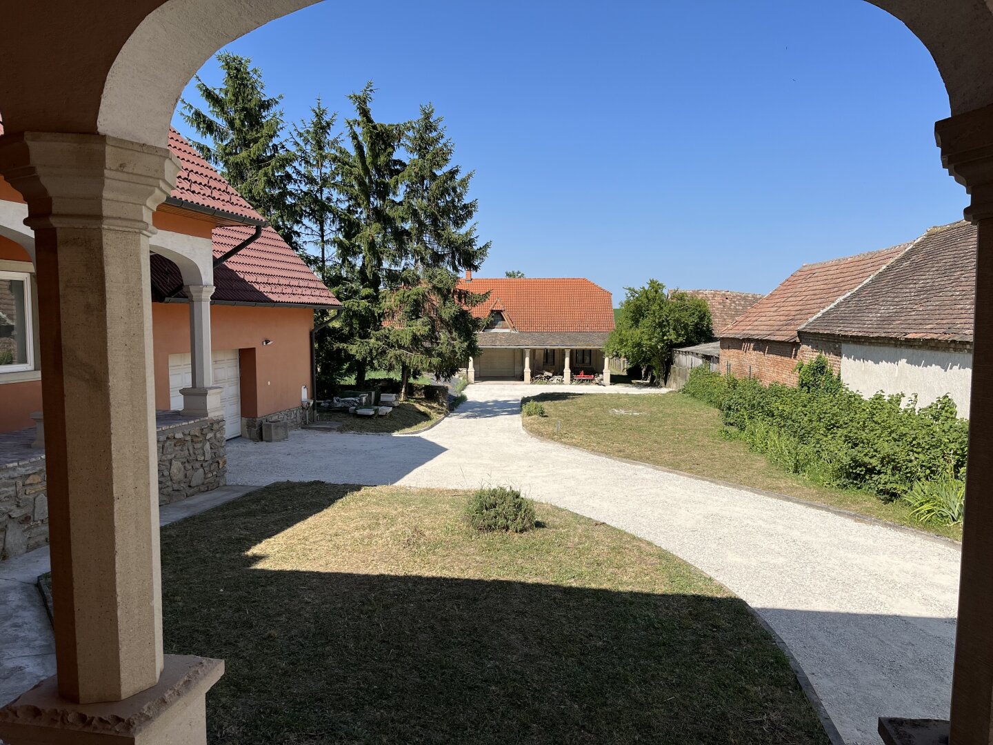 +++Traumhaus mit ländlicher Eleganz – ein geschmackvoll gestaltetes Einfamilienhaus im Herrenhausstil im Herzen von Lövő!+++