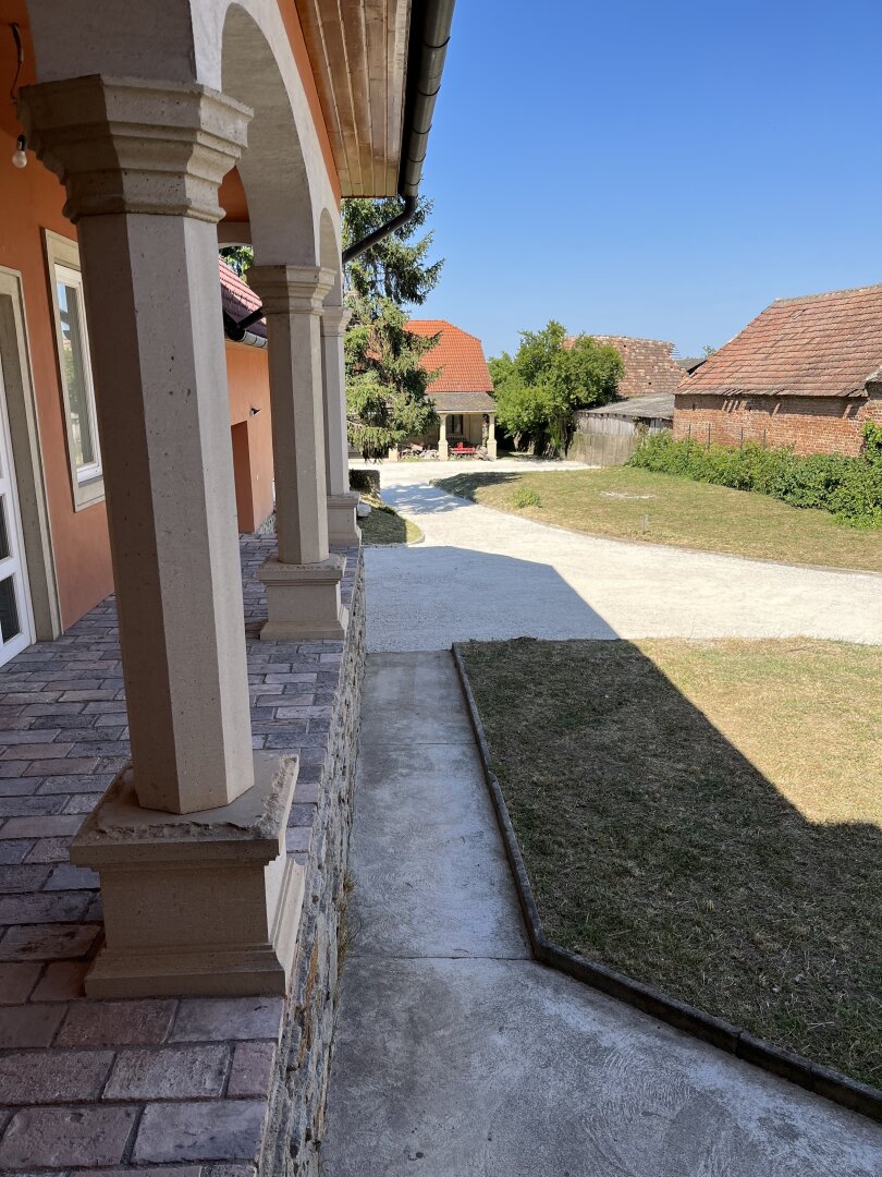 +++Traumhaus mit ländlicher Eleganz – ein geschmackvoll gestaltetes Einfamilienhaus im Herrenhausstil im Herzen von Lövő!+++