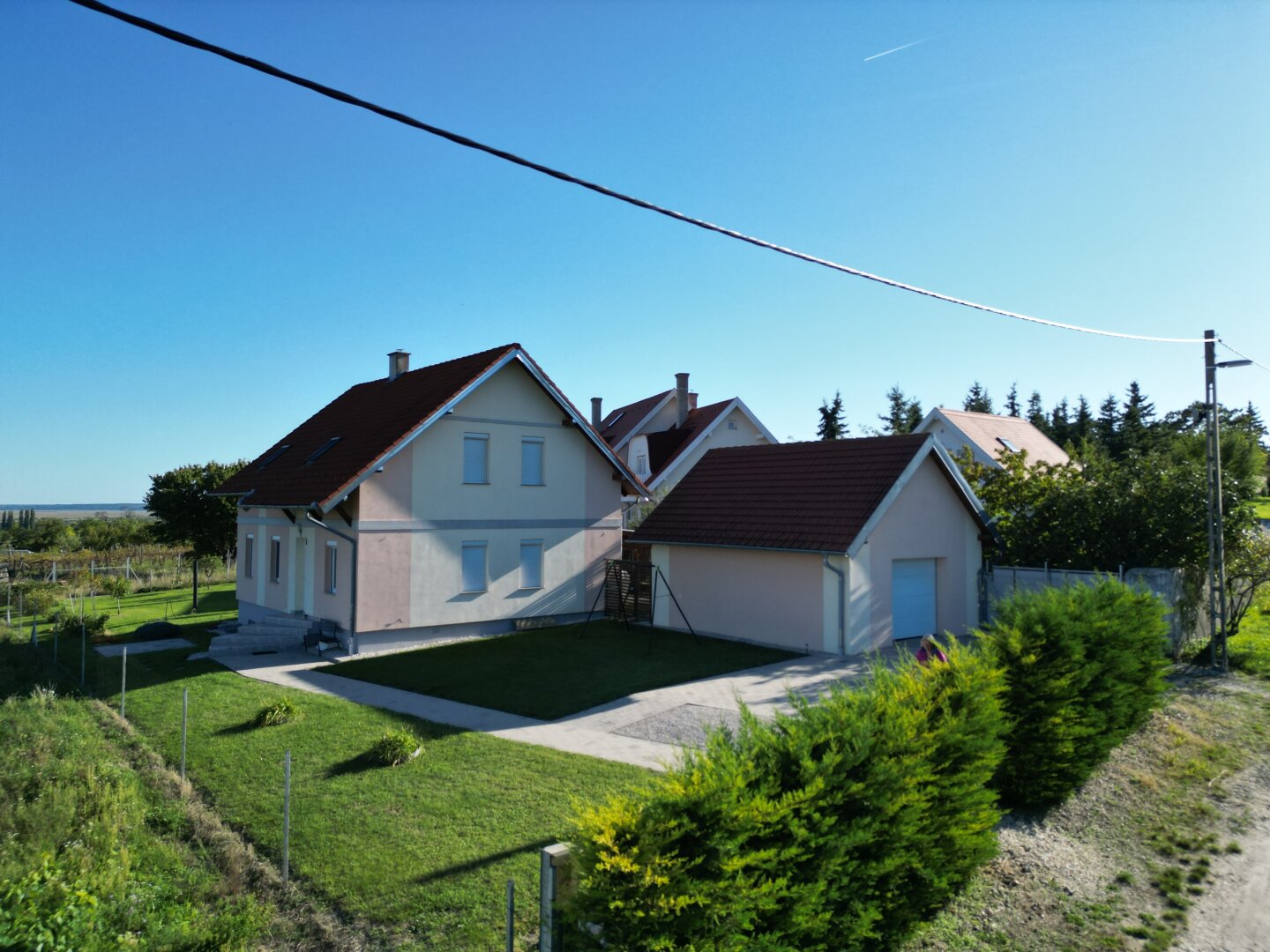 +++ Charmantes Einfamilienhaus in Fertőrákos – mit traumhaftem Garten, Seeblick und Yachthafen-Nähe +++