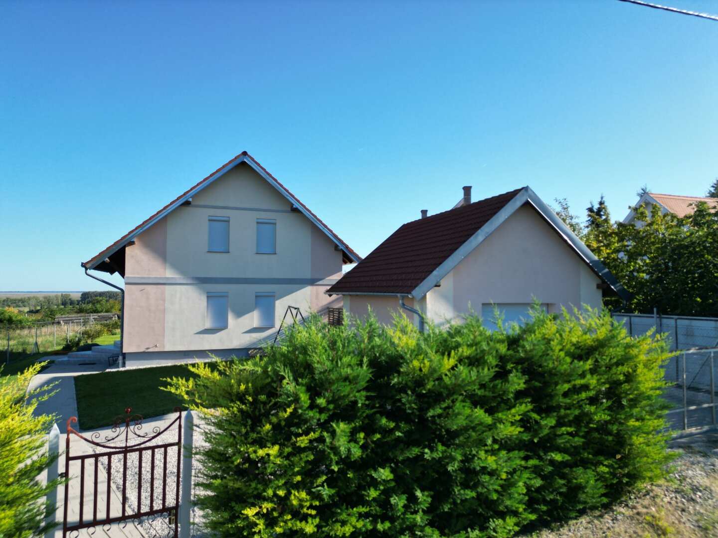 +++ Charmantes Einfamilienhaus in Fertőrákos – mit traumhaftem Garten, Seeblick und Yachthafen-Nähe +++