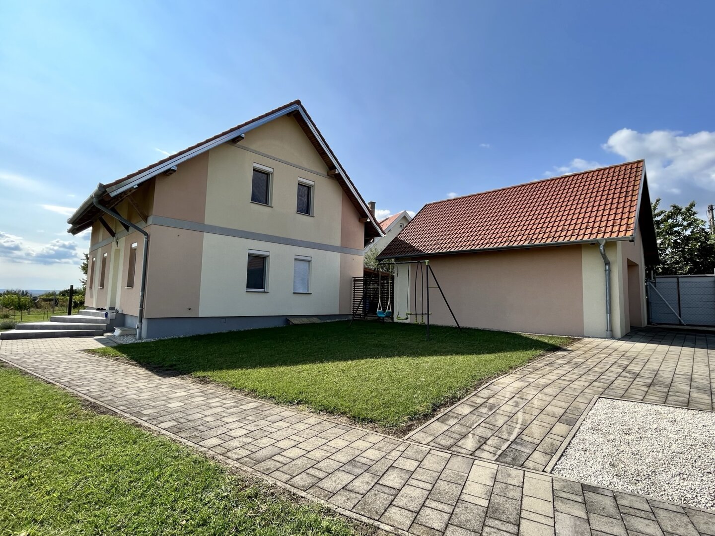 +++ Wohnen wo andere Urlaub machen – Einfamilienhaus mit traumhaftem Garten, Seeblick in Fertörakos +++