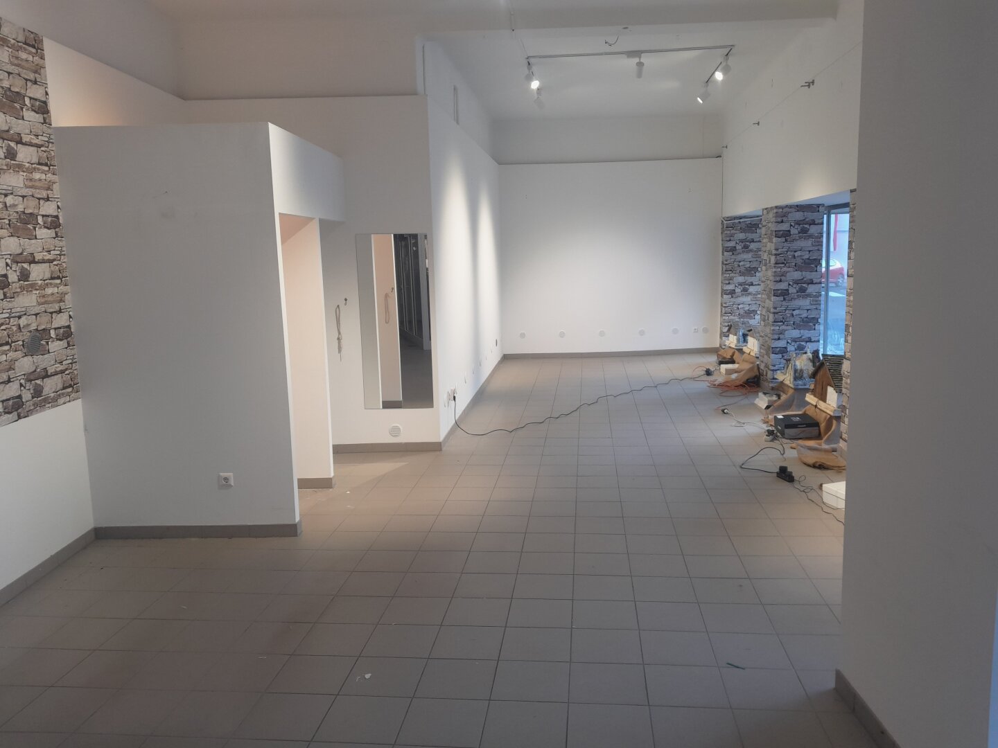 +++ Großzügiges Geschäftslokal zur Miete – direkt am Hauptplatz, Kirchschlag in der Buckligen Welt +++