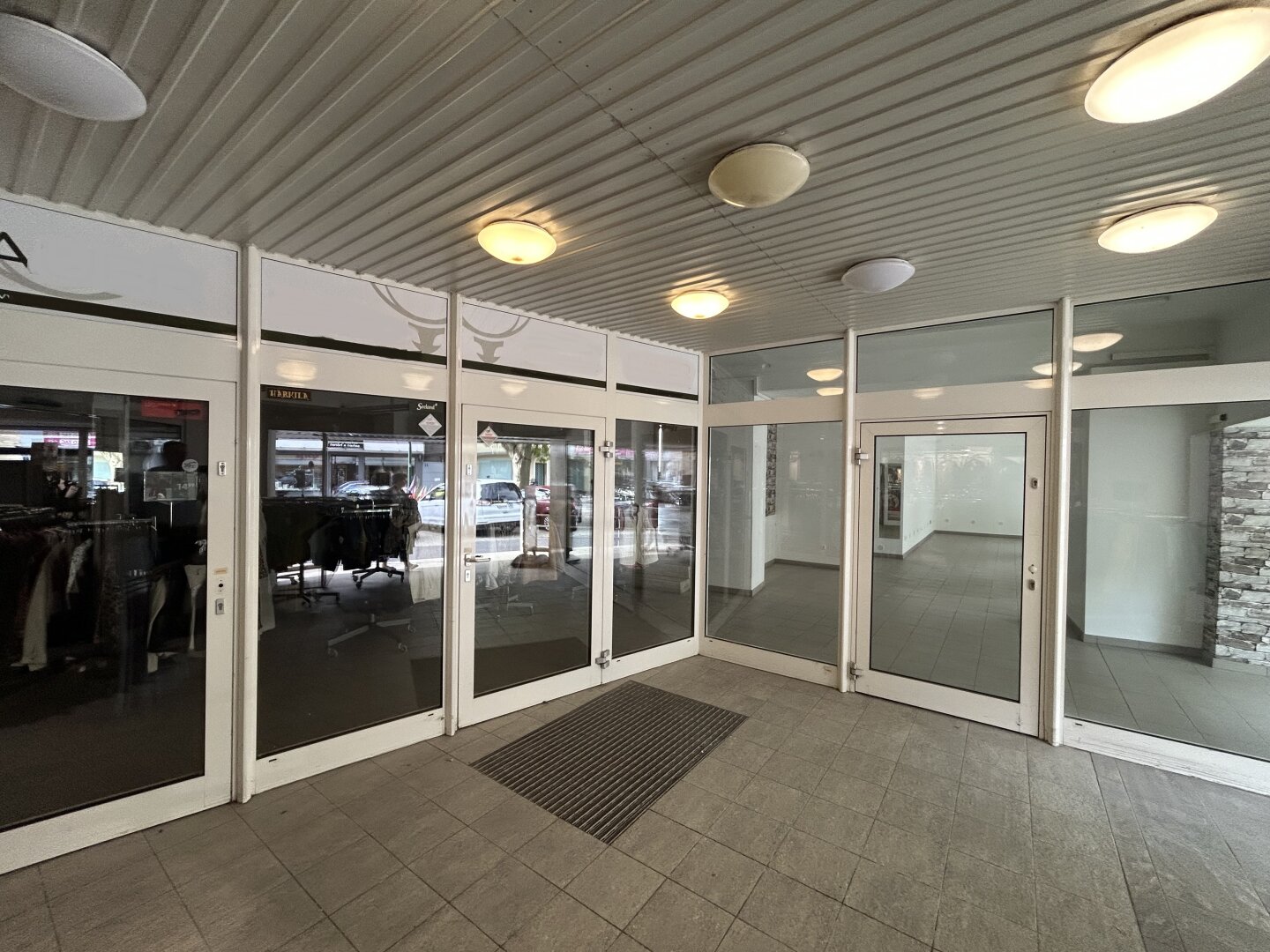 +++ Großzügiges Geschäftslokal zur Miete – direkt am Hauptplatz, Kirchschlag in der Buckligen Welt +++