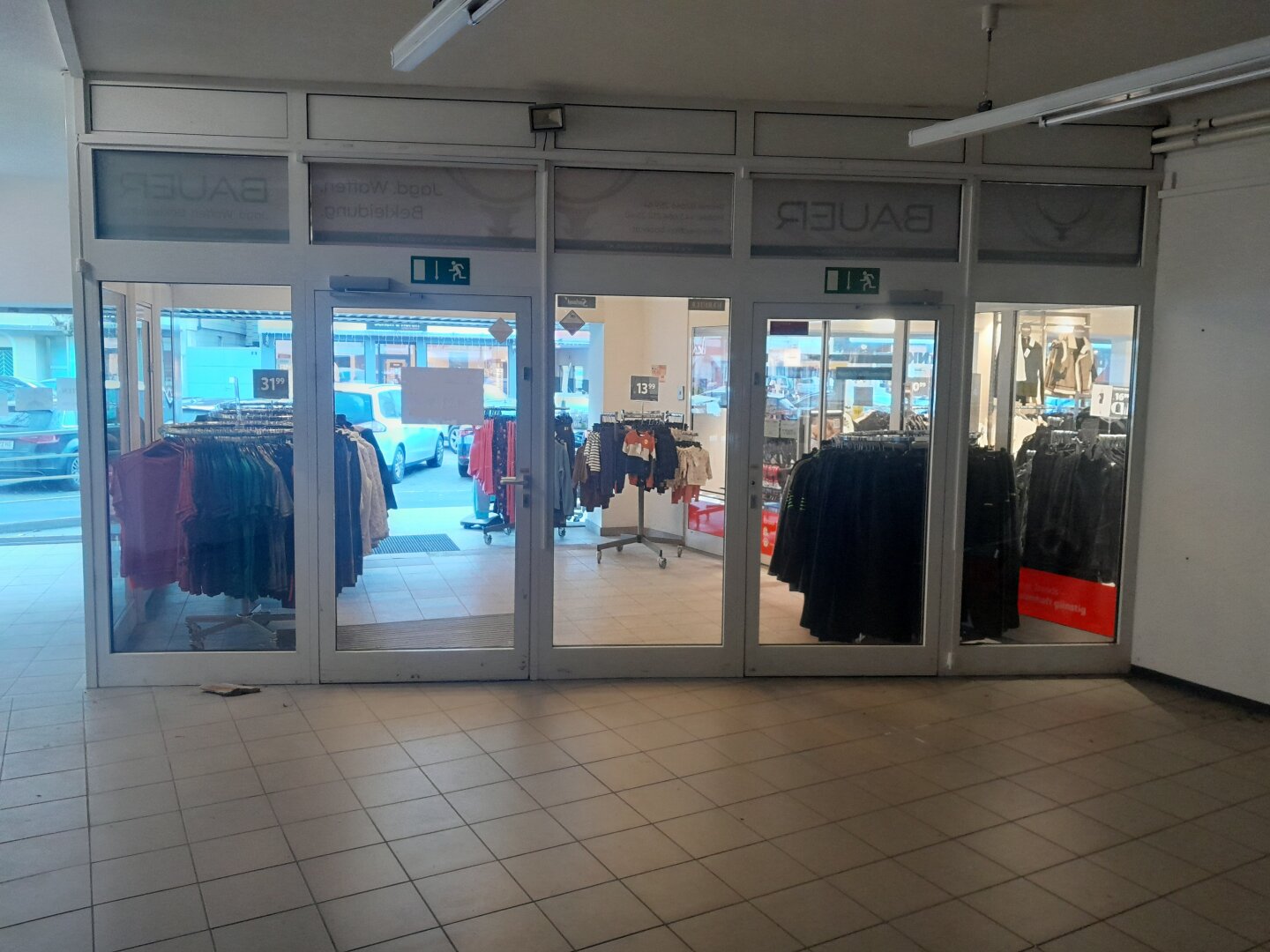 +++ Großzügiges Geschäftslokal zur Miete – direkt am Hauptplatz, Kirchschlag in der Buckligen Welt +++