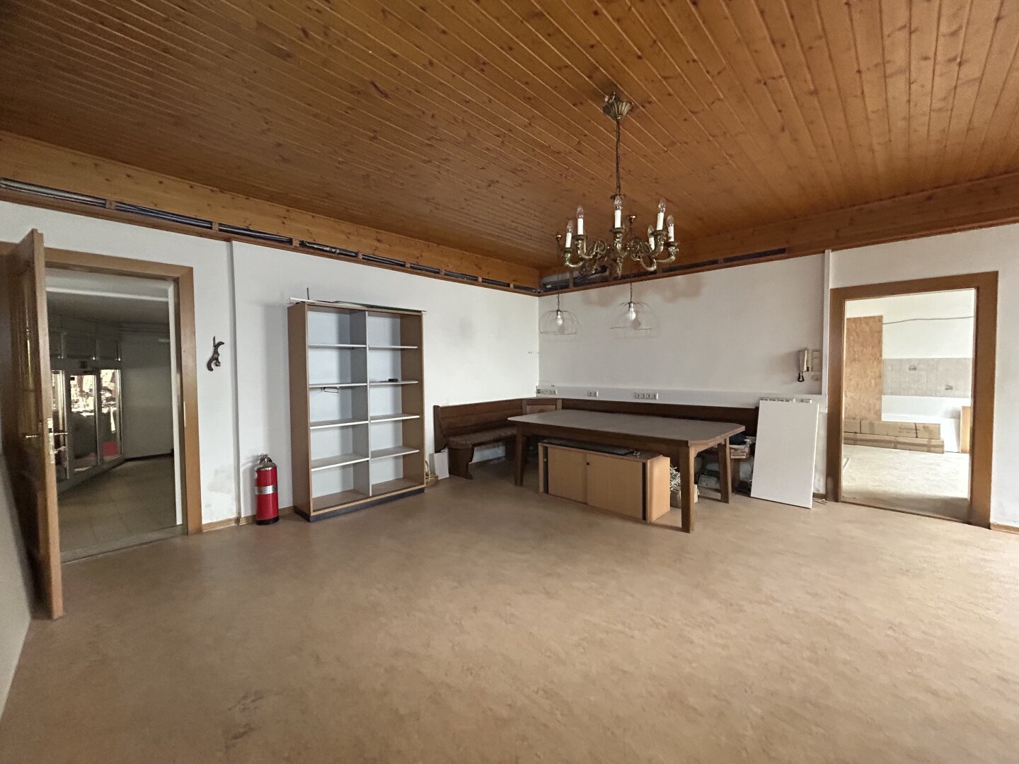 +++ Großzügiges Geschäftslokal zur Miete – direkt am Hauptplatz, Kirchschlag in der Buckligen Welt +++