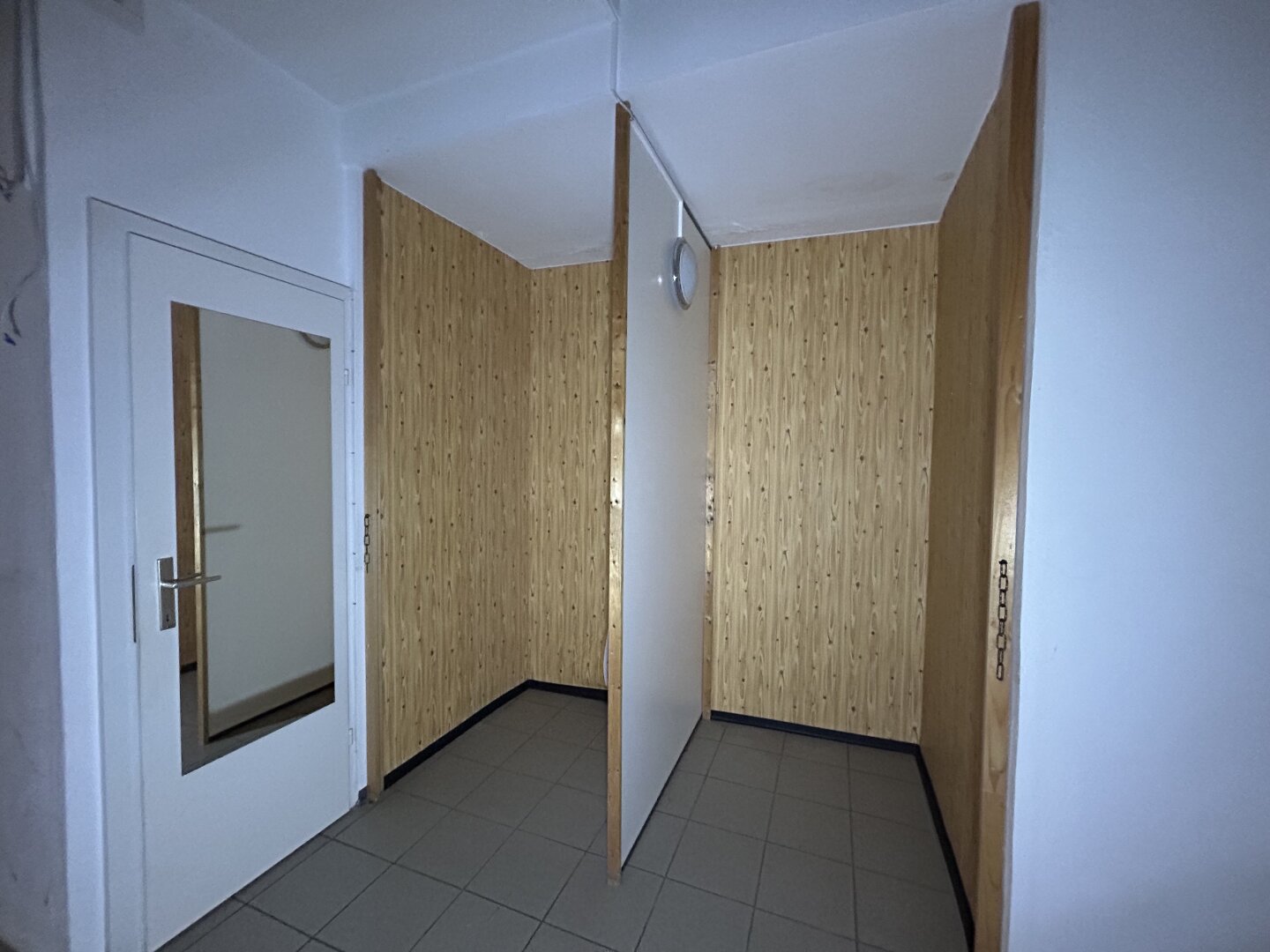 +++ Großzügiges Geschäftslokal zur Miete – direkt am Hauptplatz, Kirchschlag in der Buckligen Welt +++