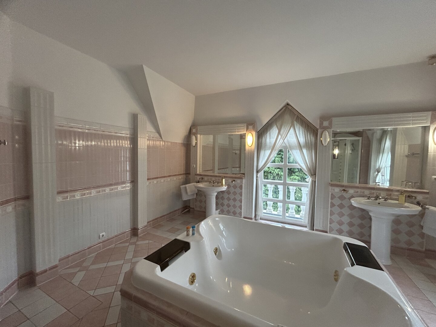 +++ Exklusive Villa im Herzen von Szombathely – Ruheoase auf rund 5300 m² +++