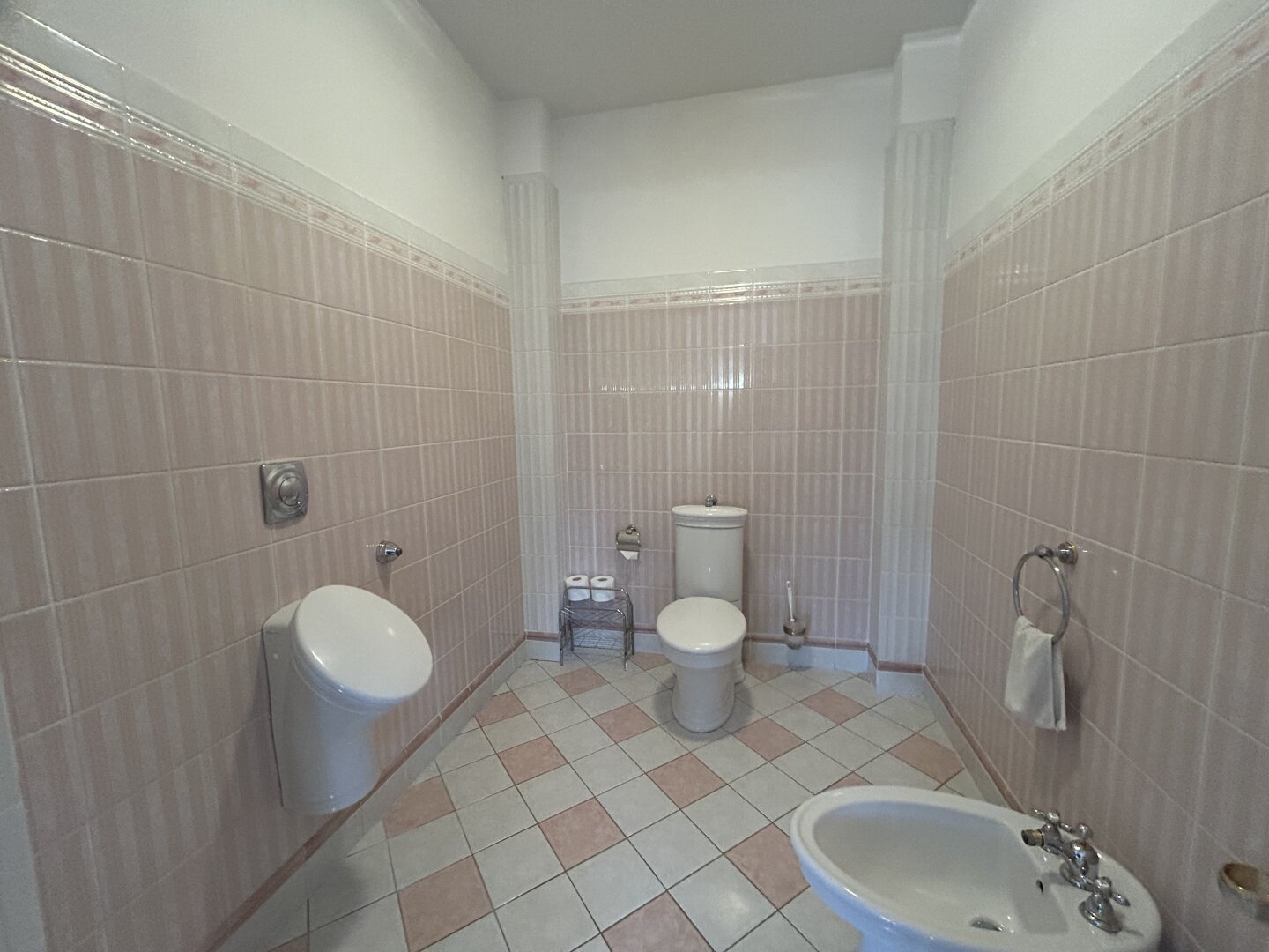 +++ Exklusive Villa im Herzen von Szombathely – Ruheoase auf rund 5300 m² +++