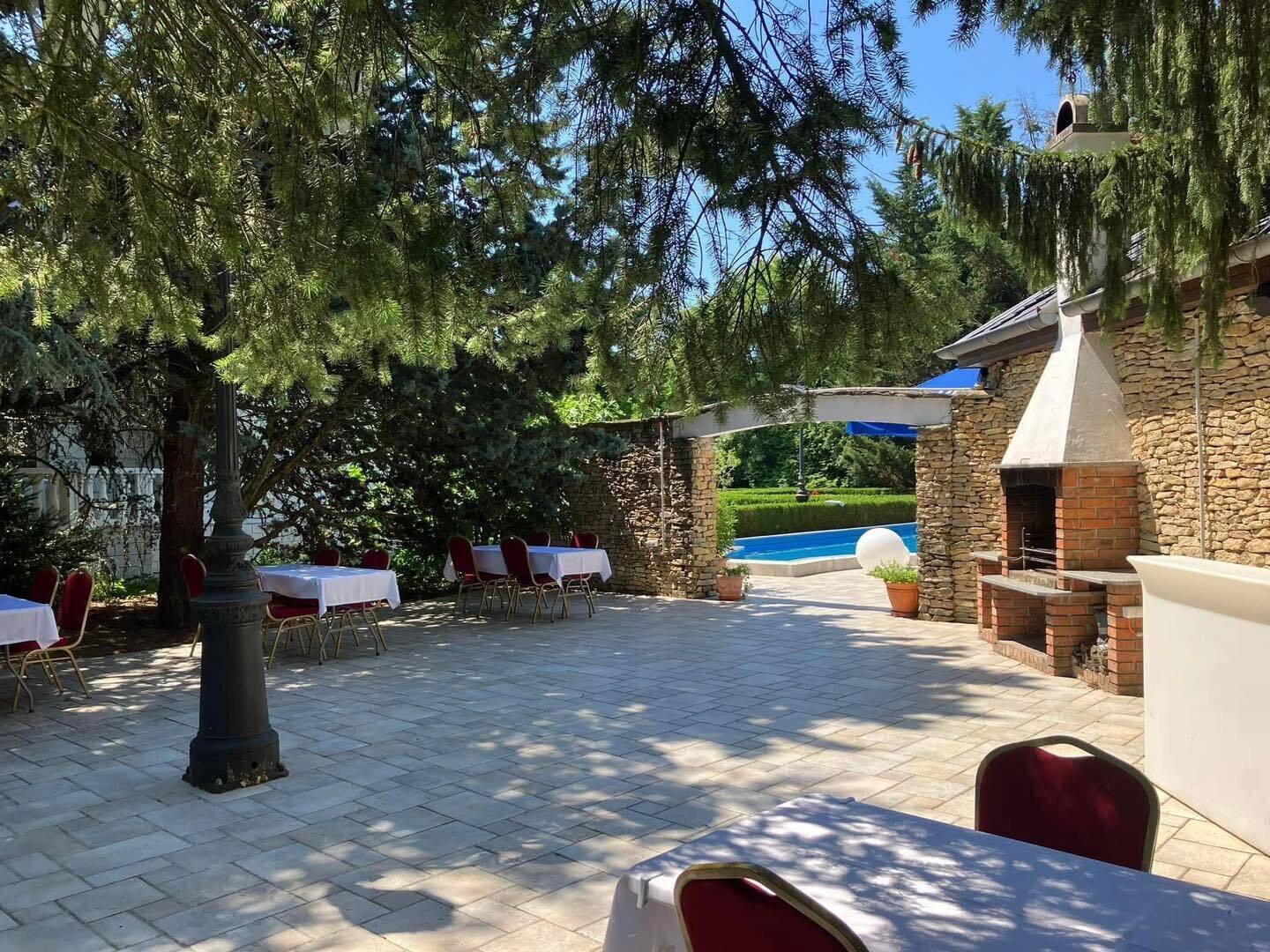 +++ Exklusive Villa im Herzen von Szombathely – Ruheoase auf rund 5300 m² +++