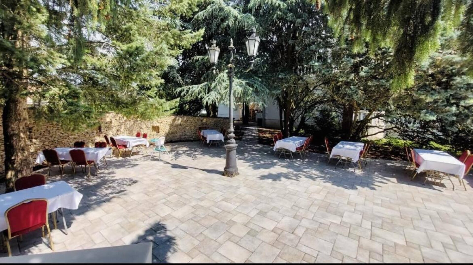 +++ Exklusive Villa im Herzen von Szombathely – Ruheoase auf rund 5300 m² +++