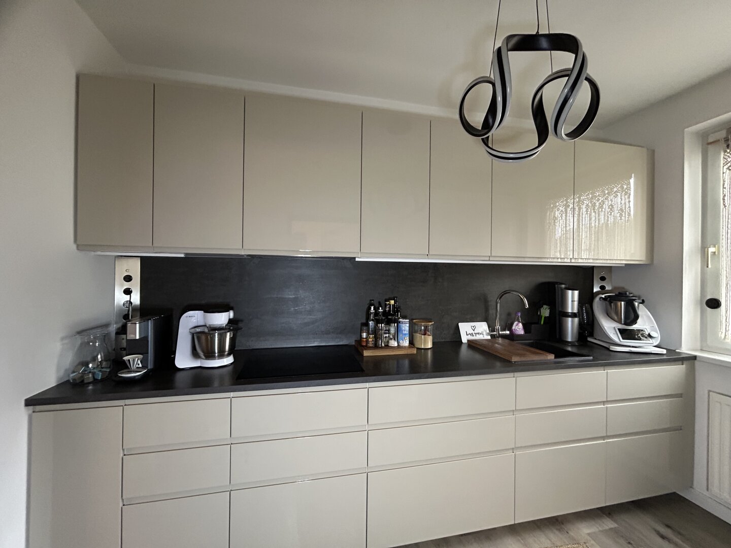 Sanierte Genossenschaftswohnung, in sehr guter Lage, in Oberpullendorf zu übernehmen! Parkplatz, Loggia, & neuer Küche!