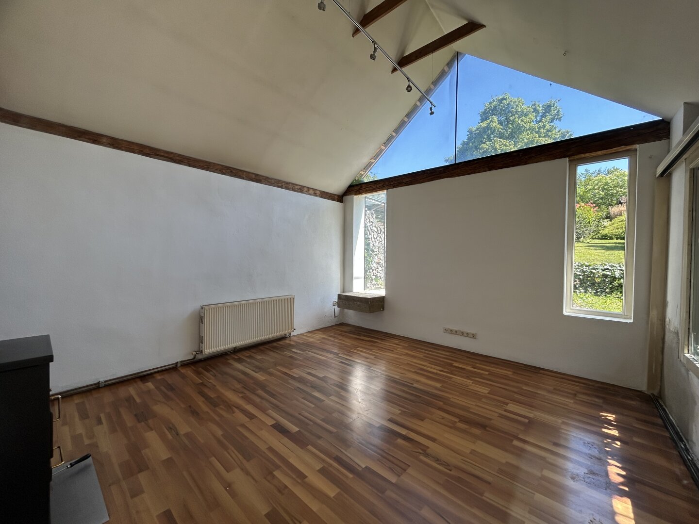 EINZIGARTIGE Galerieresidenz im revitalisierten Bauernhaus mit spektakulärem Zubau, uneinsehbarem Innenhof, Gartenparadies, Pool und Sauna in Stoob!