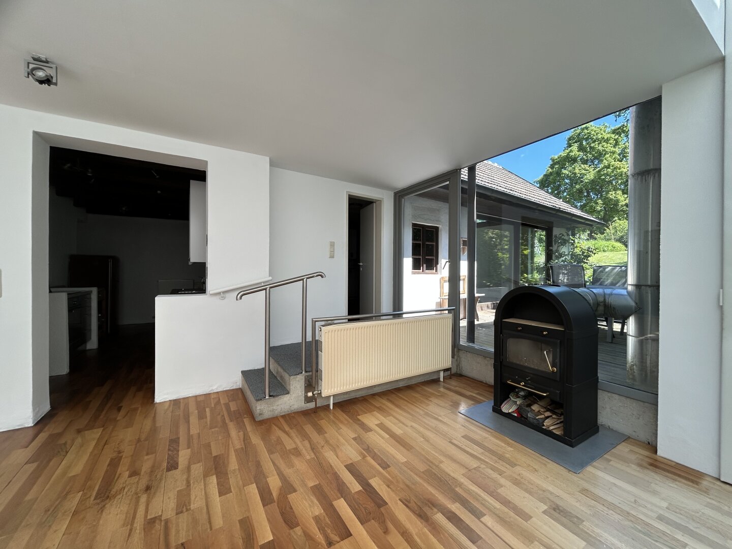 EINZIGARTIGE Galerieresidenz im revitalisierten Bauernhaus mit spektakulärem Zubau, uneinsehbarem Innenhof, Gartenparadies, Pool und Sauna in Stoob!