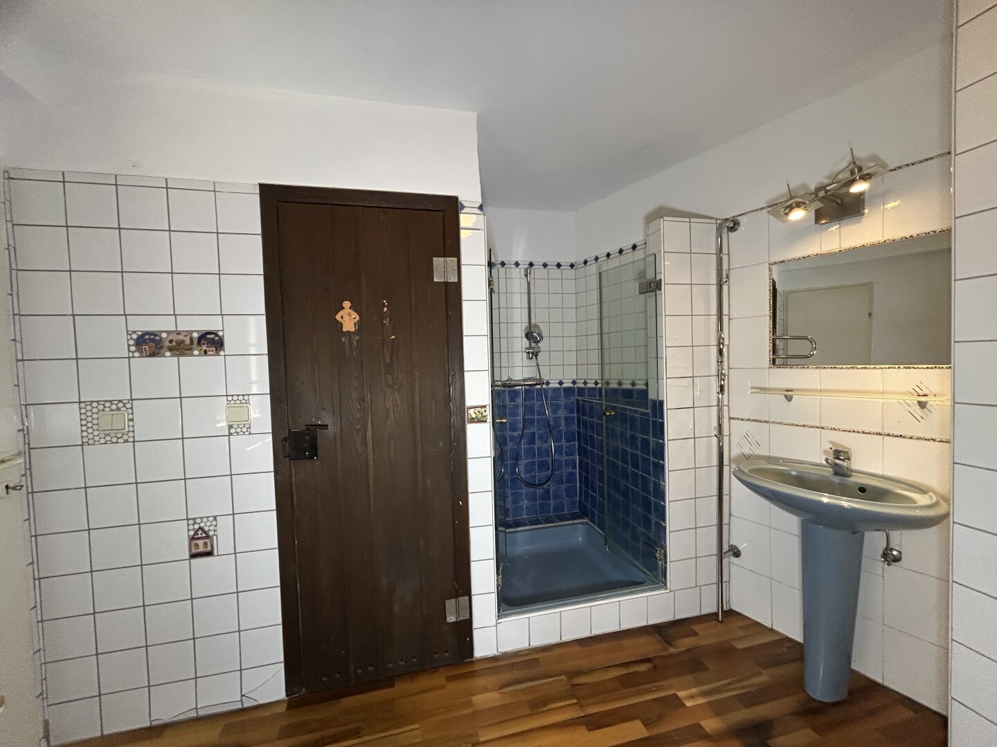 EINZIGARTIGE Galerieresidenz im revitalisierten Bauernhaus mit spektakulärem Zubau, uneinsehbarem Innenhof, Gartenparadies, Pool und Sauna in Stoob!