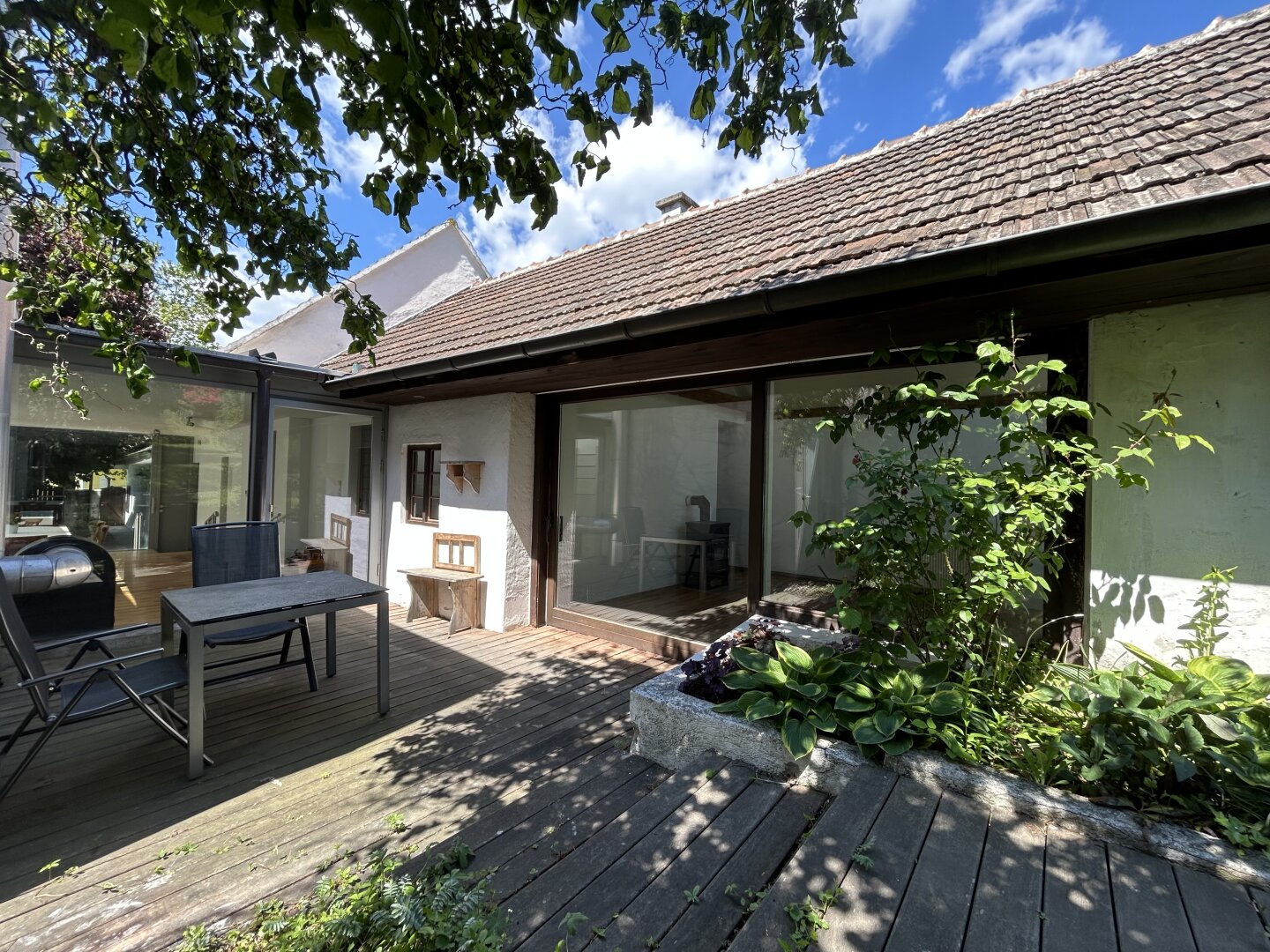 EINZIGARTIGE Galerieresidenz im revitalisierten Bauernhaus mit spektakulärem Zubau, uneinsehbarem Innenhof, Gartenparadies, Pool und Sauna in Stoob!