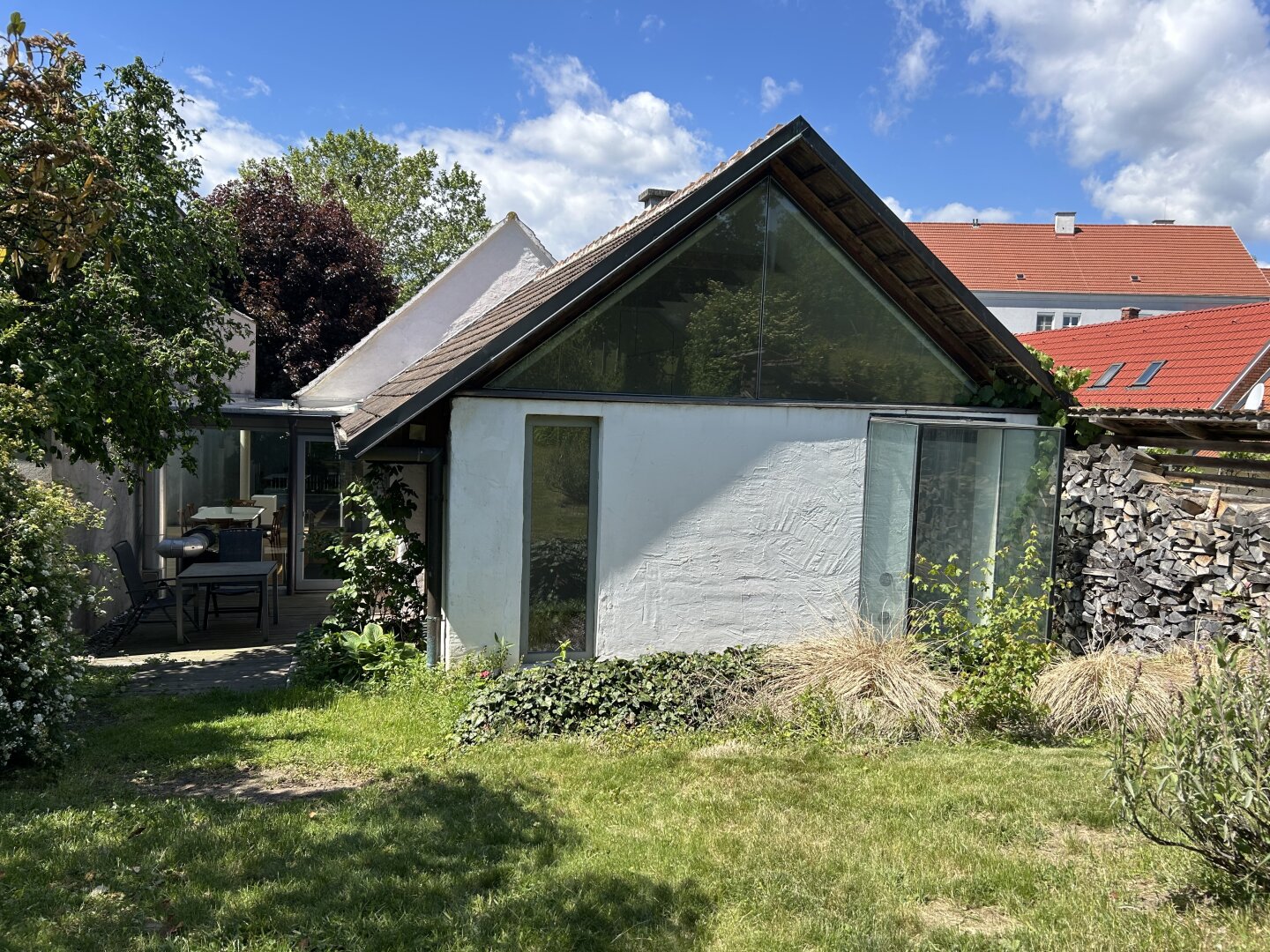 EINZIGARTIGE Galerieresidenz im revitalisierten Bauernhaus mit spektakulärem Zubau, uneinsehbarem Innenhof, Gartenparadies, Pool und Sauna in Stoob!