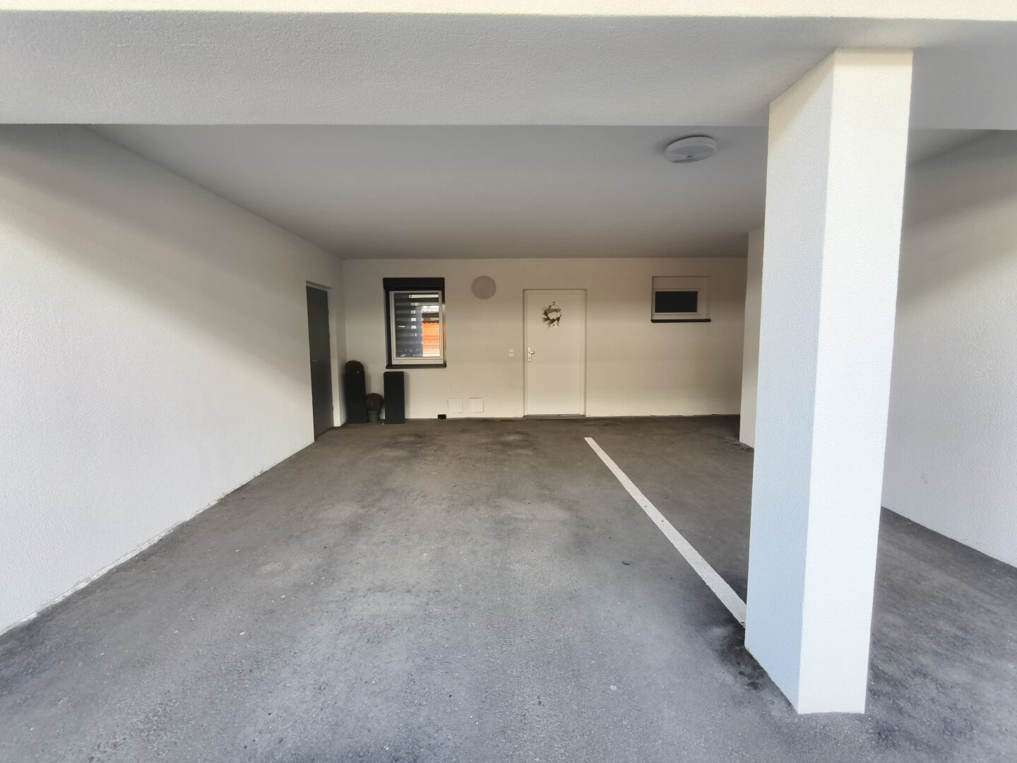 breiter überdachter Autoabstellplatz - direkt vor der Wohnungstüre