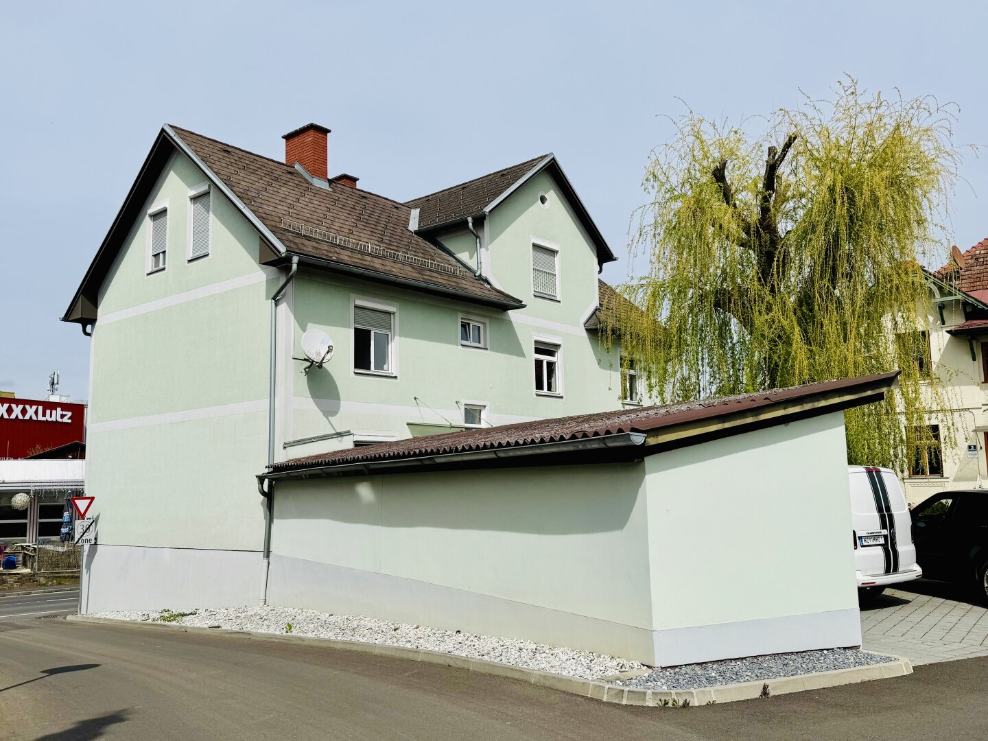 Wohnhaus mit Nebengebäude