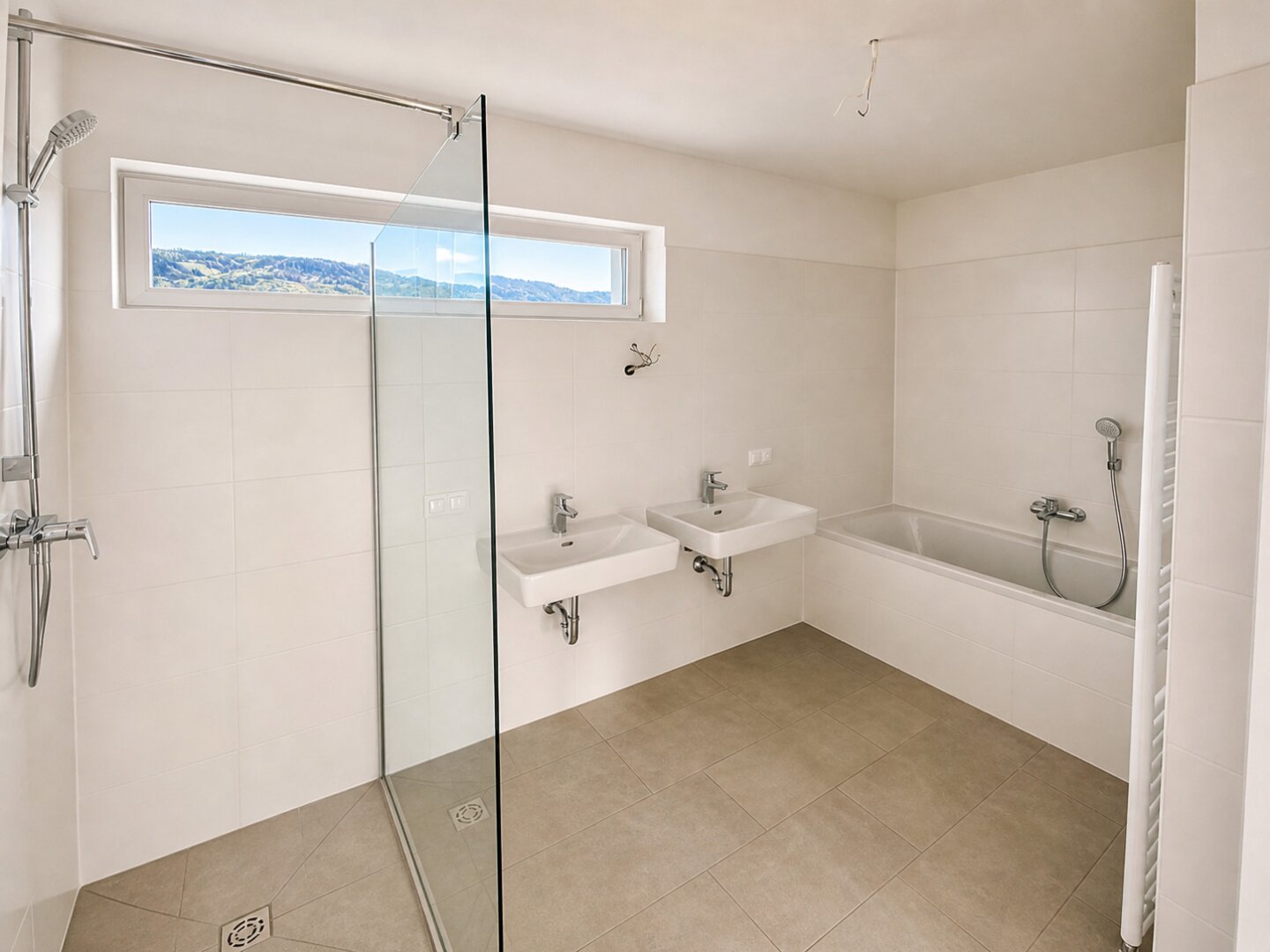 Badezimmer mit Dusche und Badewanne