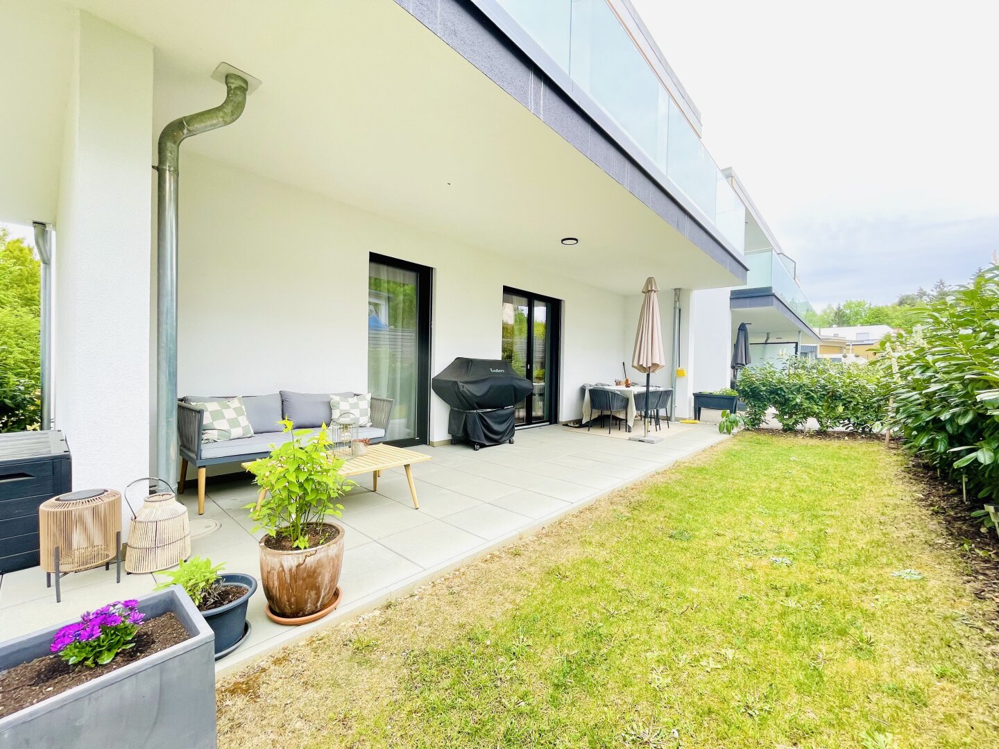 Garten mit überdachter Terrasse