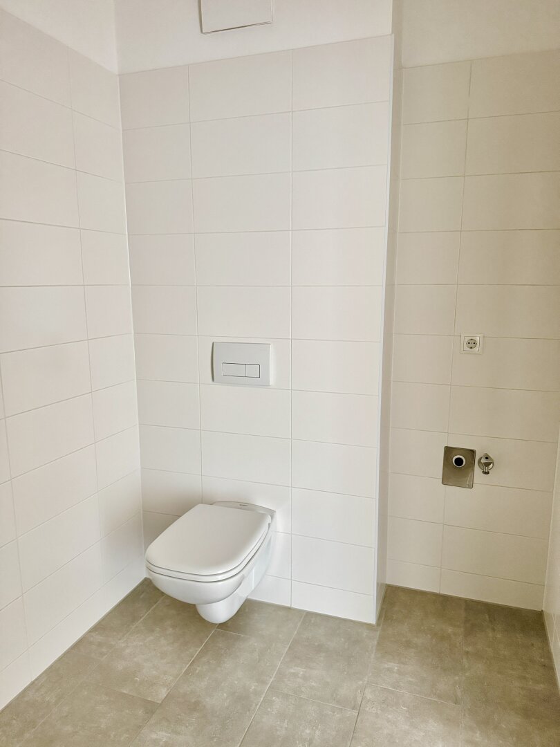 Badezimmer mit WC und Waschmaschinenanschluss