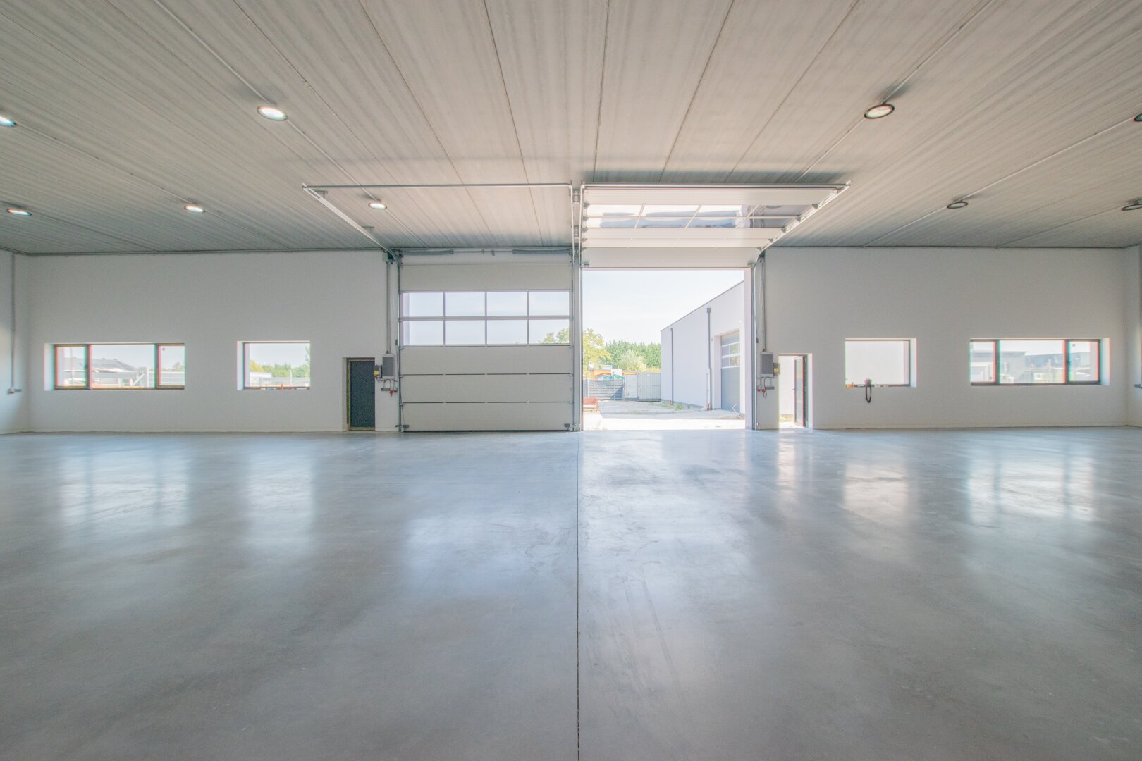 Wieder verfügbar: Geräumige und flexible Lagerhalle mit hoher Nutzfläche in Ebreichsdorf (Unterwaltersdorf - 2442)