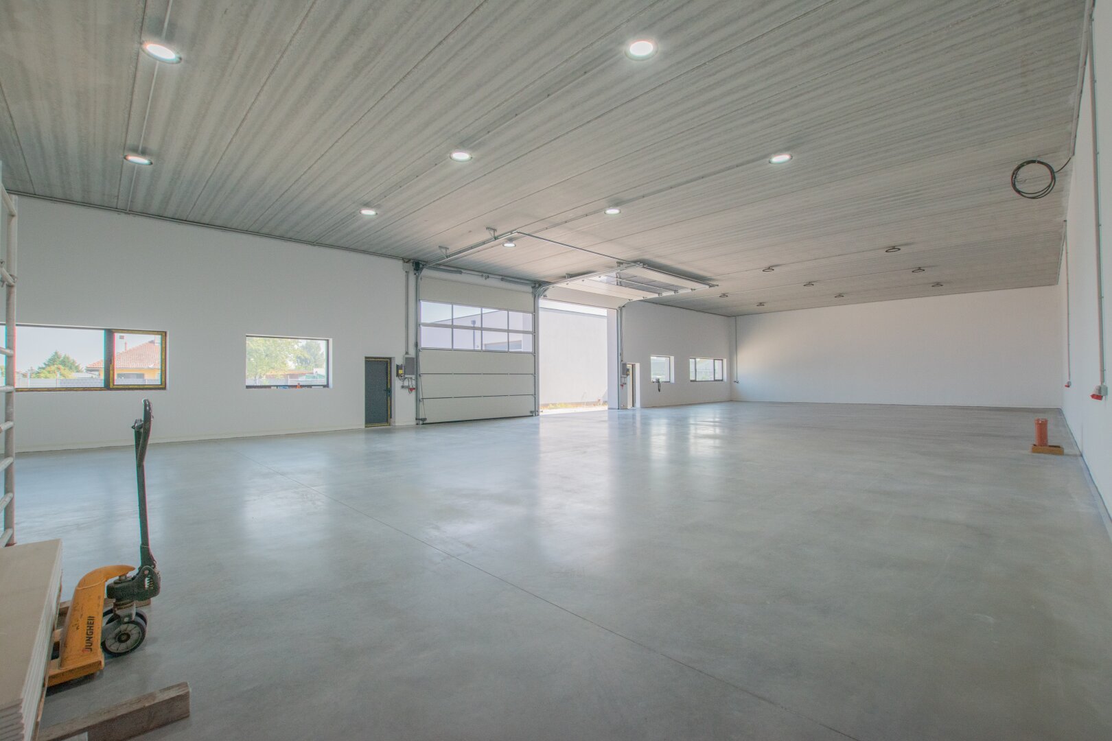 Wieder verfügbar: Geräumige und flexible Lagerhalle mit hoher Nutzfläche in Ebreichsdorf (Unterwaltersdorf - 2442)