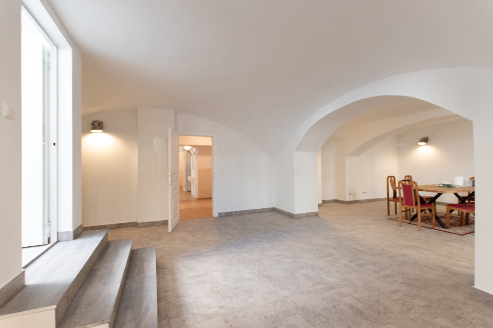 Souterrain-Studio mit Straßenzugang