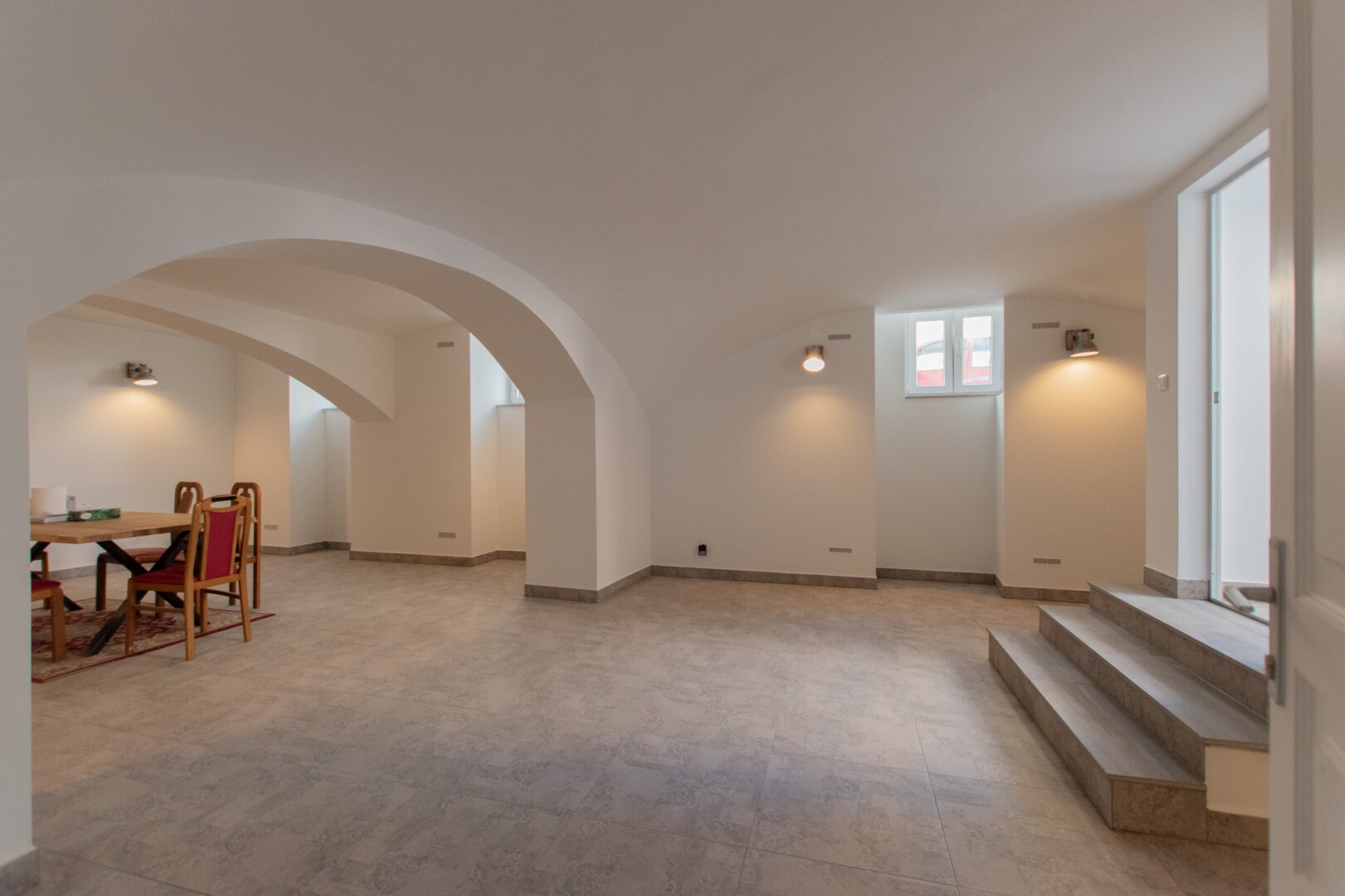 Souterrain-Studio mit Straßenzugang