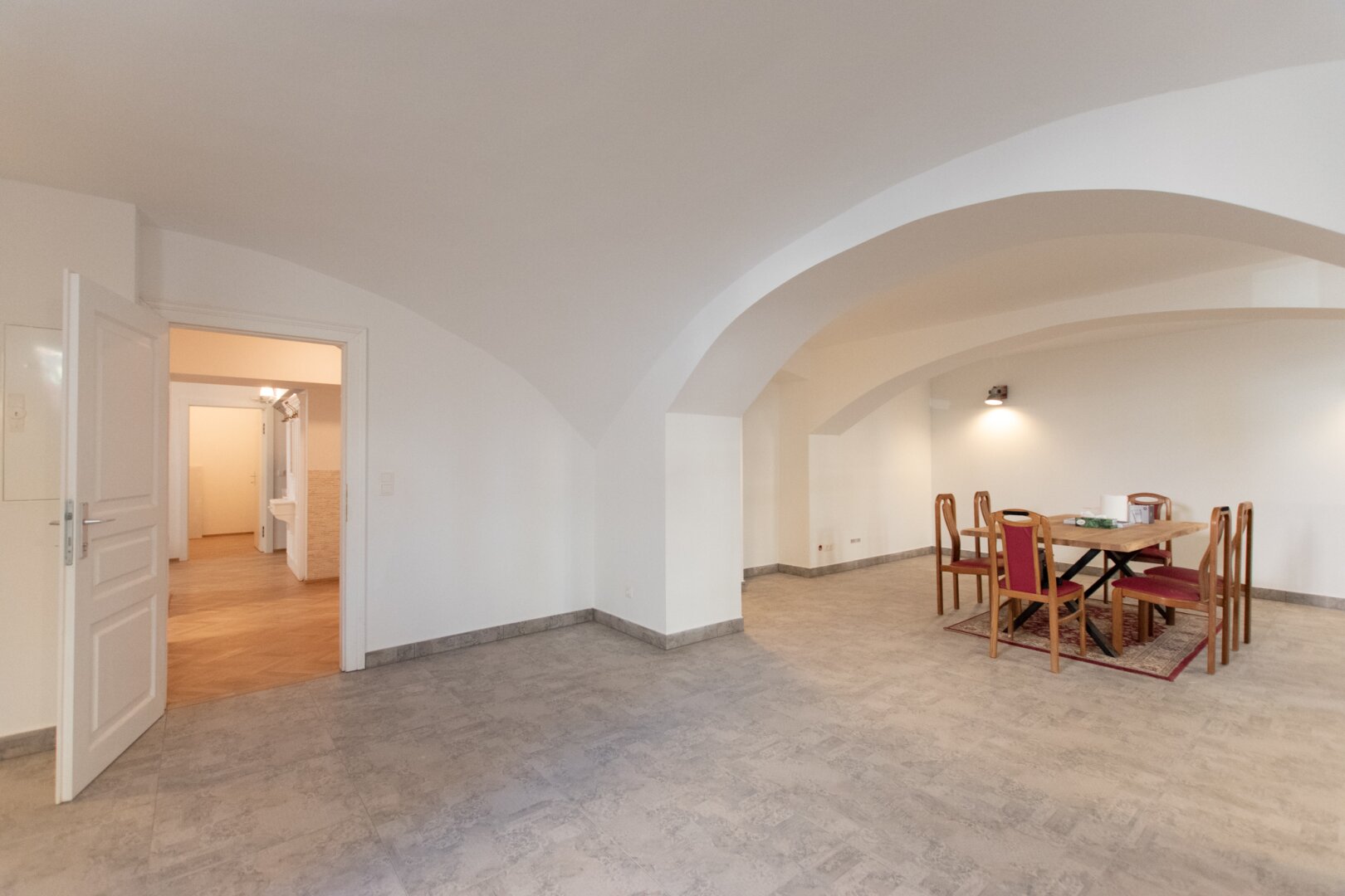 Souterrain-Studio mit Straßenzugang