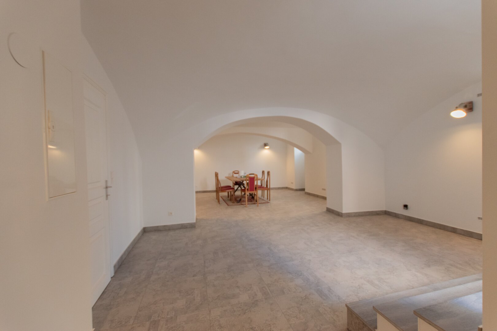 Souterrain-Studio mit Straßenzugang