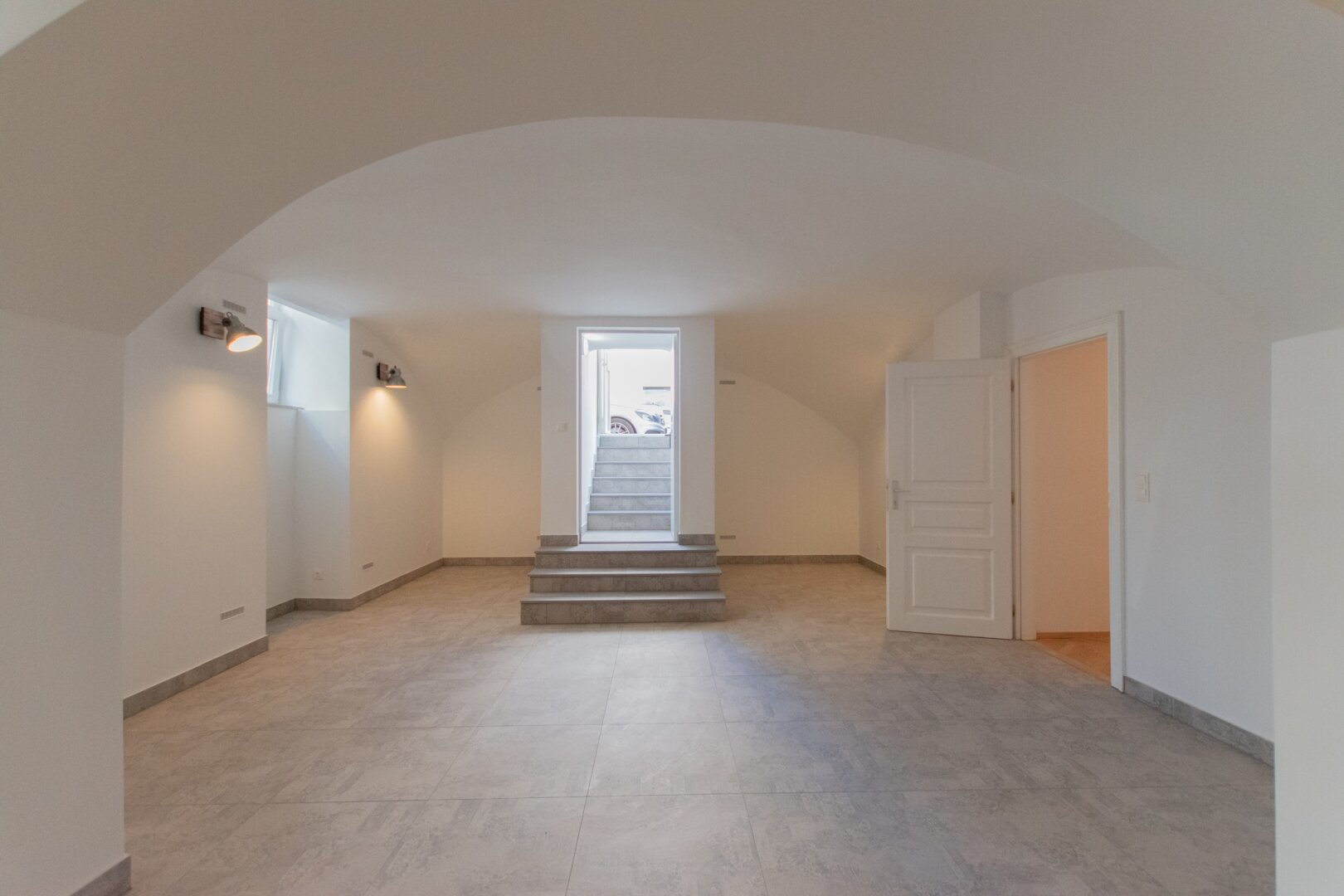 Souterrain-Studio mit Straßenzugang