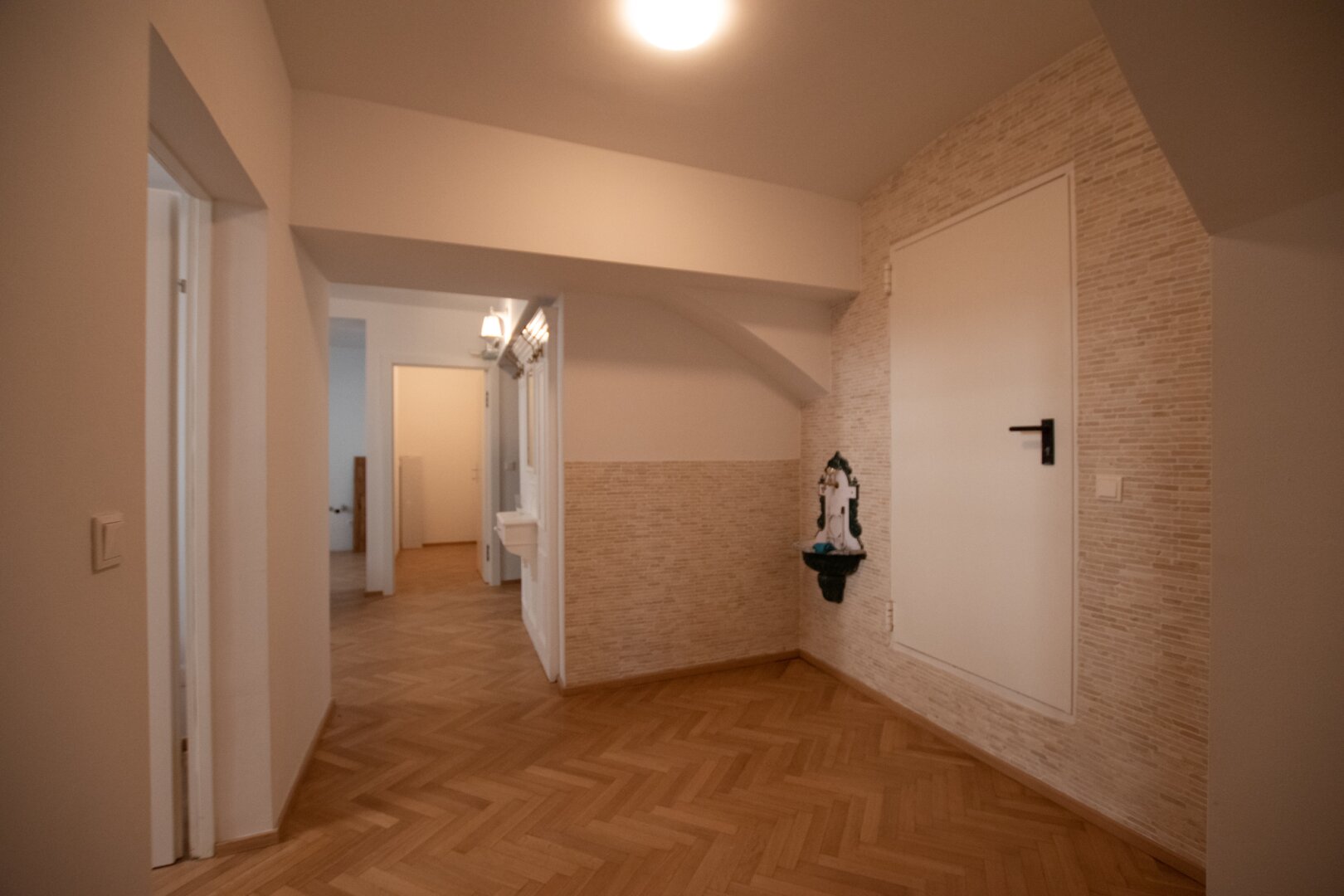 Souterrain-Studio mit Straßenzugang