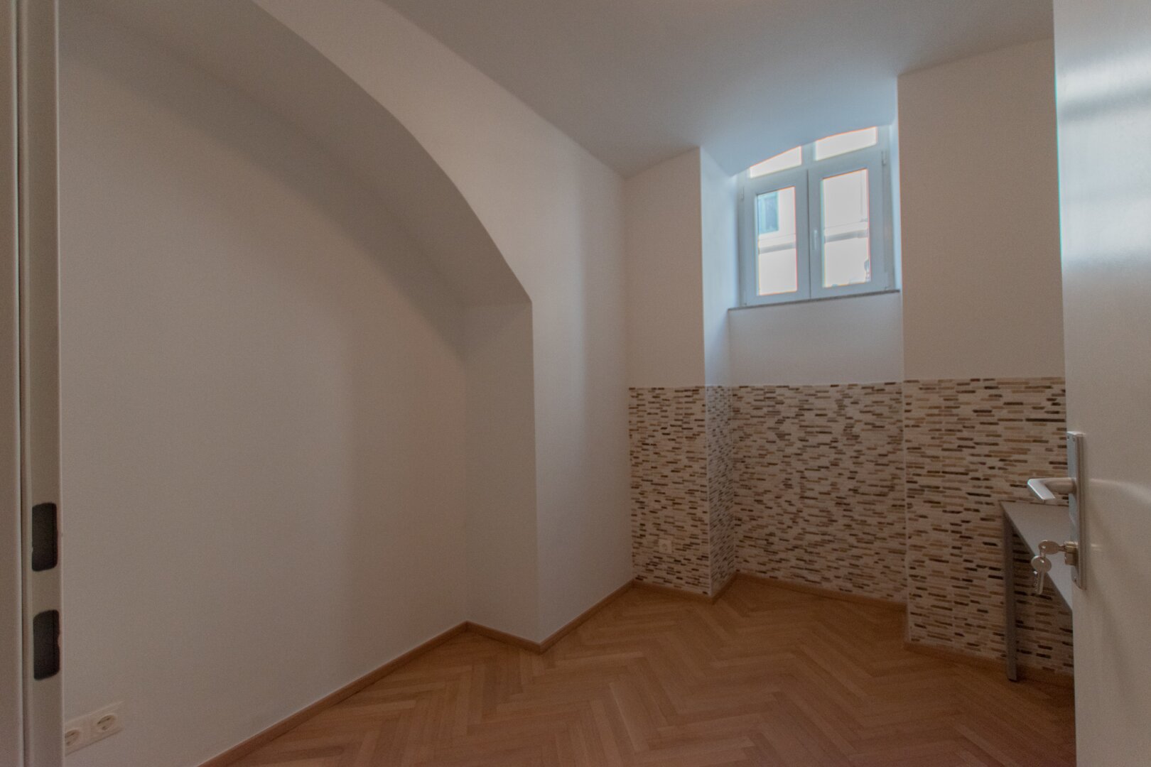 Souterrain-Studio mit Straßenzugang