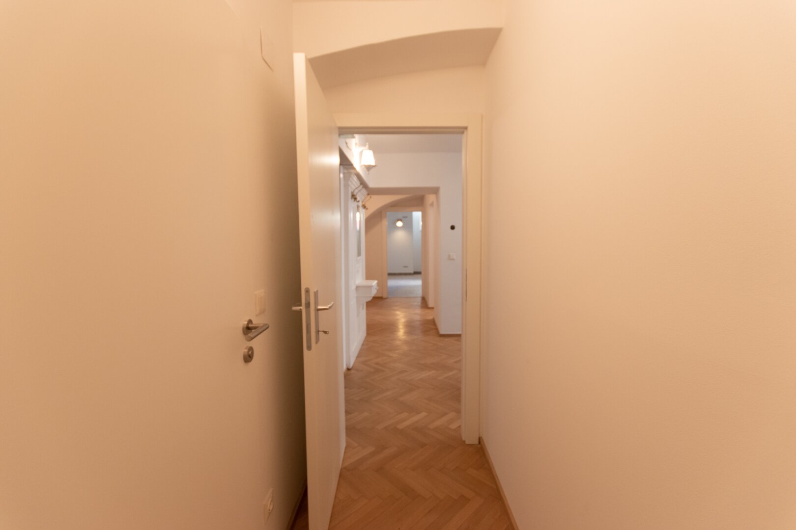 Souterrain-Studio mit Straßenzugang