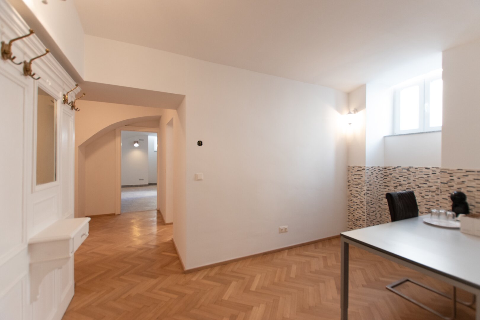 Souterrain-Studio mit Straßenzugang