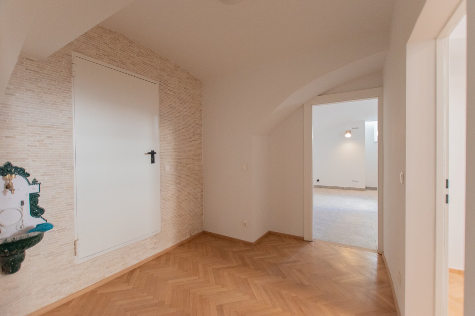 Souterrain-Studio mit Straßenzugang