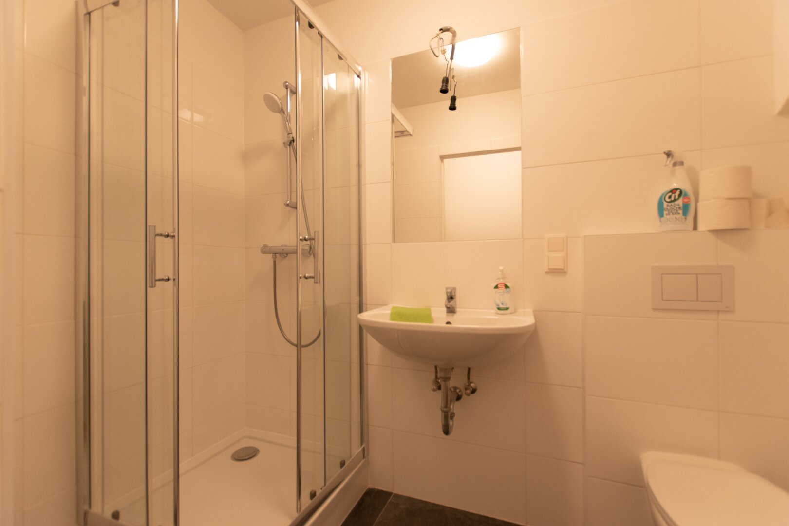 Souterrain-Studio mit Straßenzugang