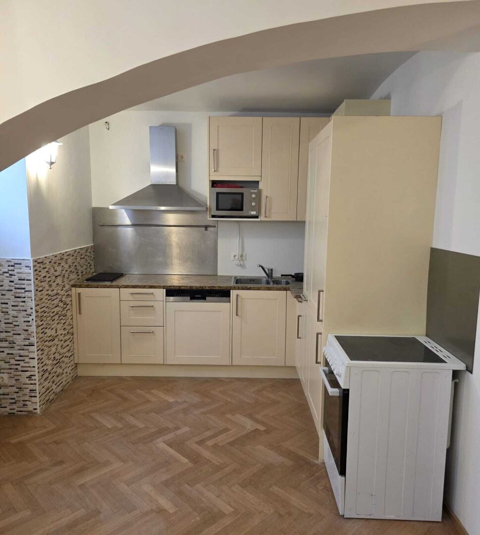 Souterrain-Studio mit Straßenzugang