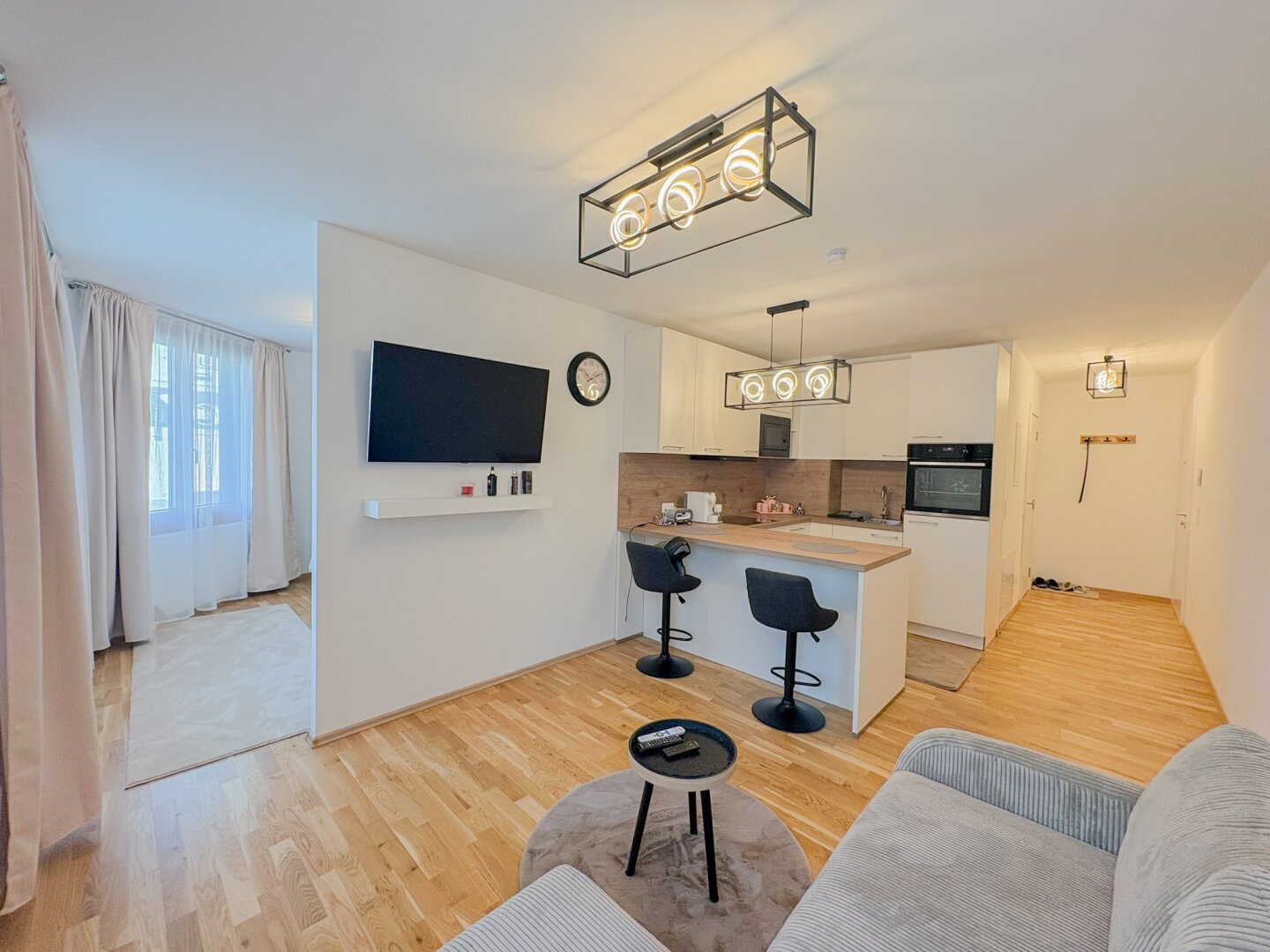 Voll möblierte Neubauwohnung mit Garage !!!