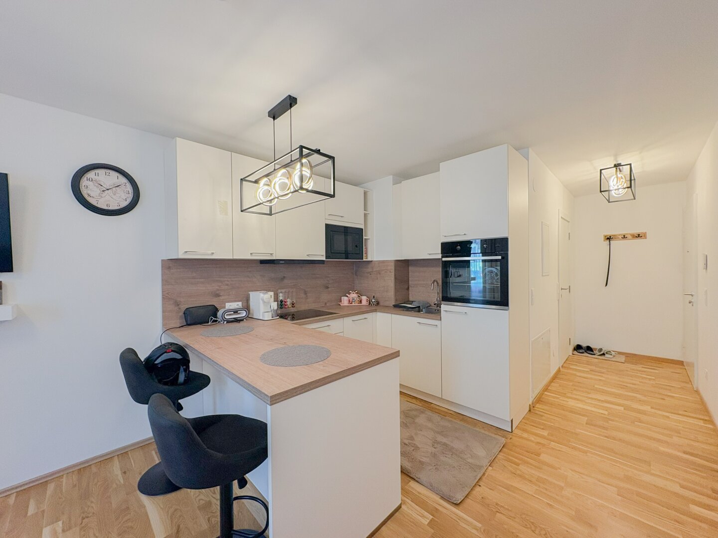 Voll möblierte Neubauwohnung mit Garage !!!