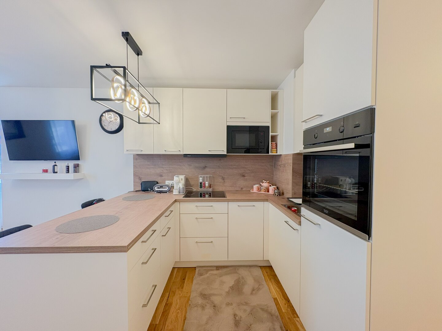 Voll möblierte Neubauwohnung mit Garage !!!