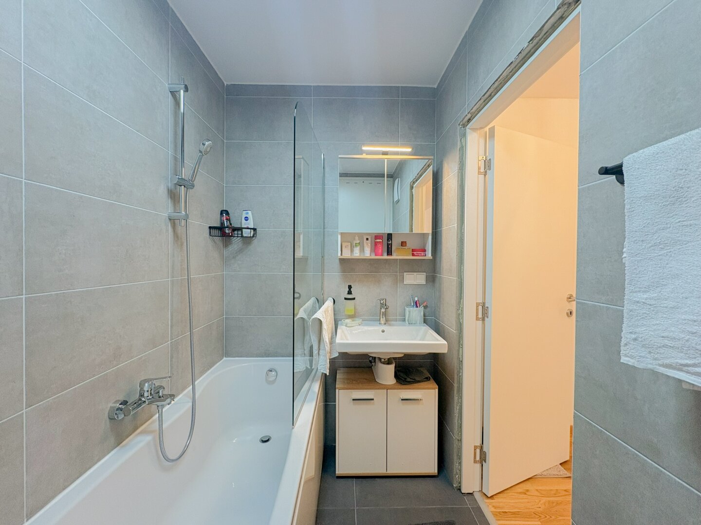 Voll möblierte Neubauwohnung mit Garage !!!