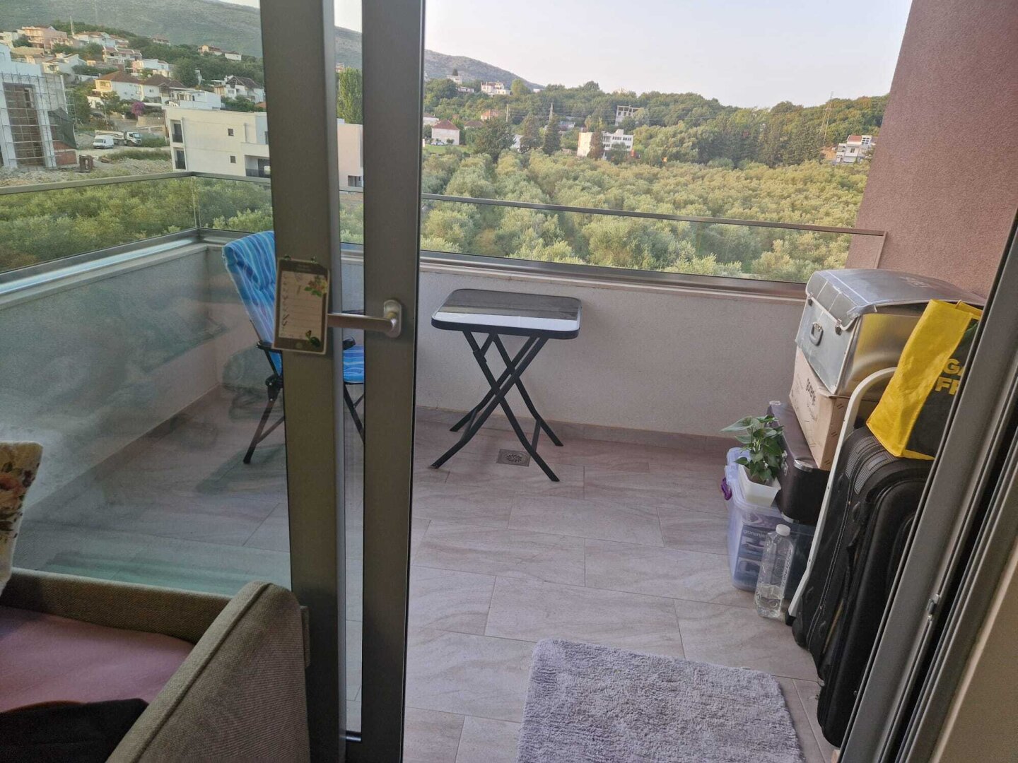 Komplett möblierte 2-Zimmer-Wohnung mit Balkon, Lift und Klimaanlage in Montenegro