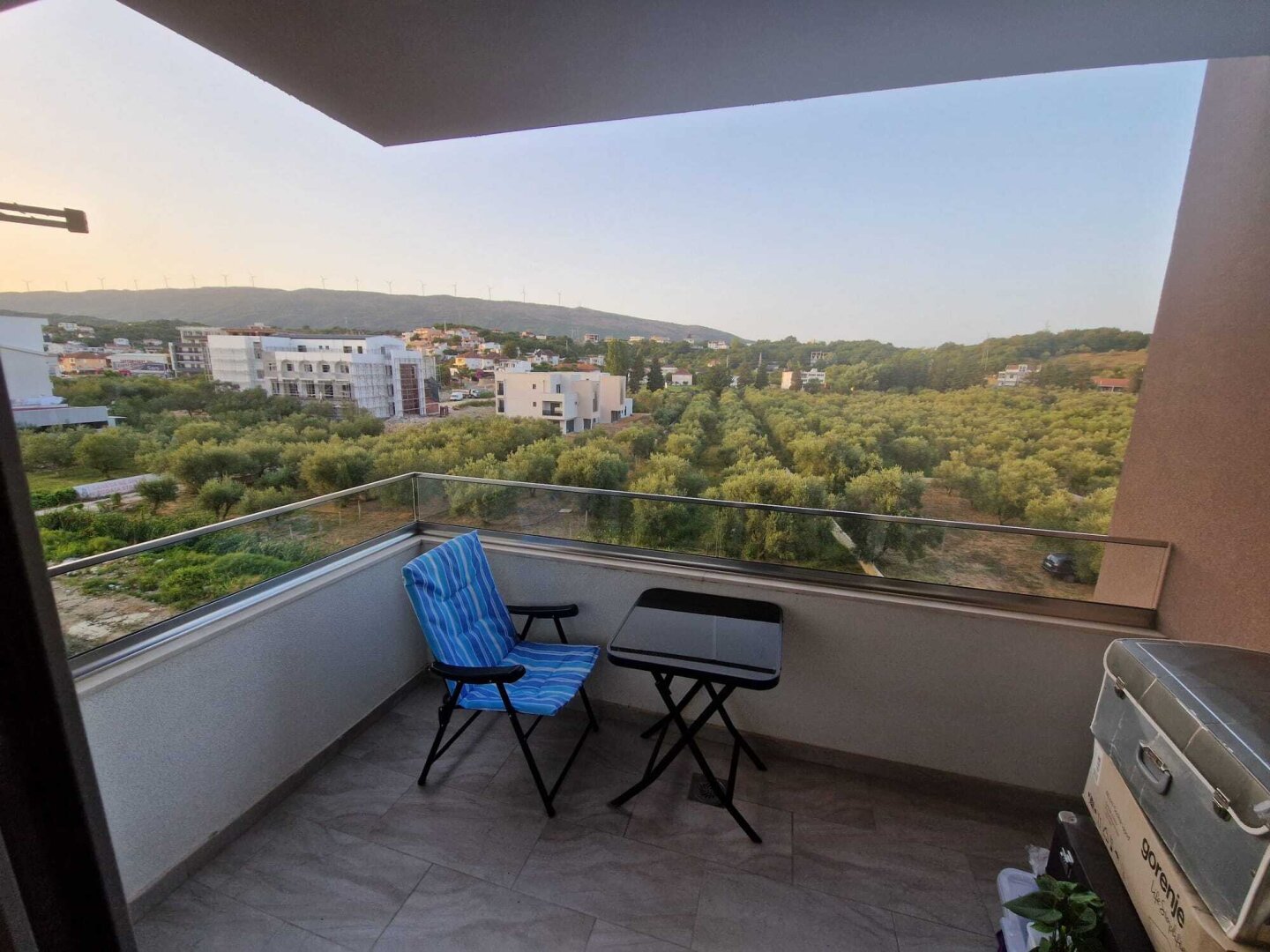 Komplett möblierte 2-Zimmer-Wohnung mit Balkon, Lift und Klimaanlage in Montenegro