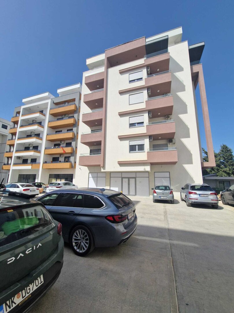 Komplett möblierte 2-Zimmer-Wohnung mit Balkon, Lift und Klimaanlage in Montenegro